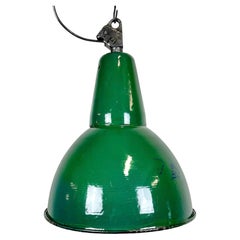 Industrielle grüne Emaille-Fabrik-Lampe mit Gusseisenplatte, 1960er Jahre