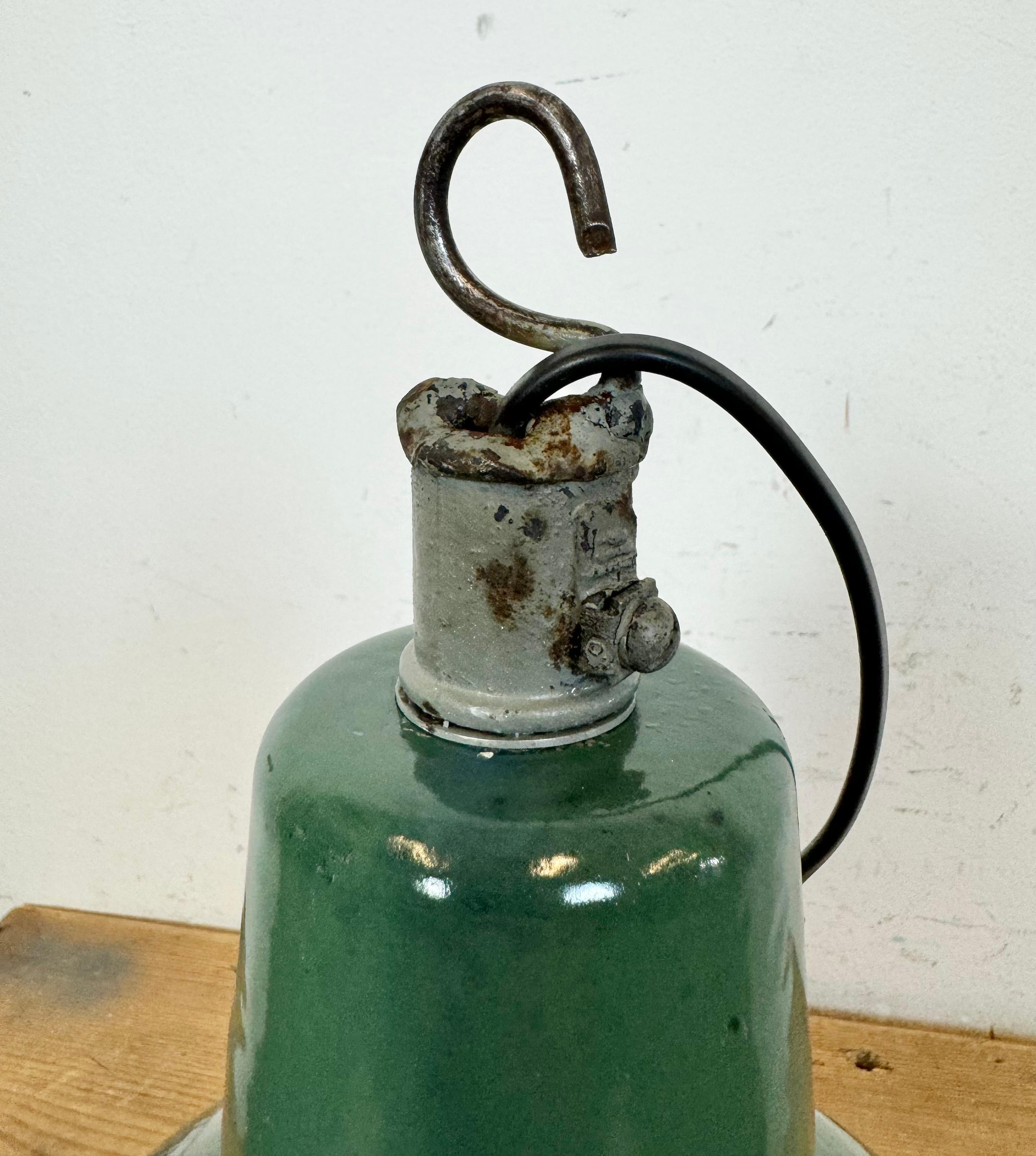 Industrielle grüne Emaille-Fabrik-Hängelampe, 1960er Jahre im Angebot 5