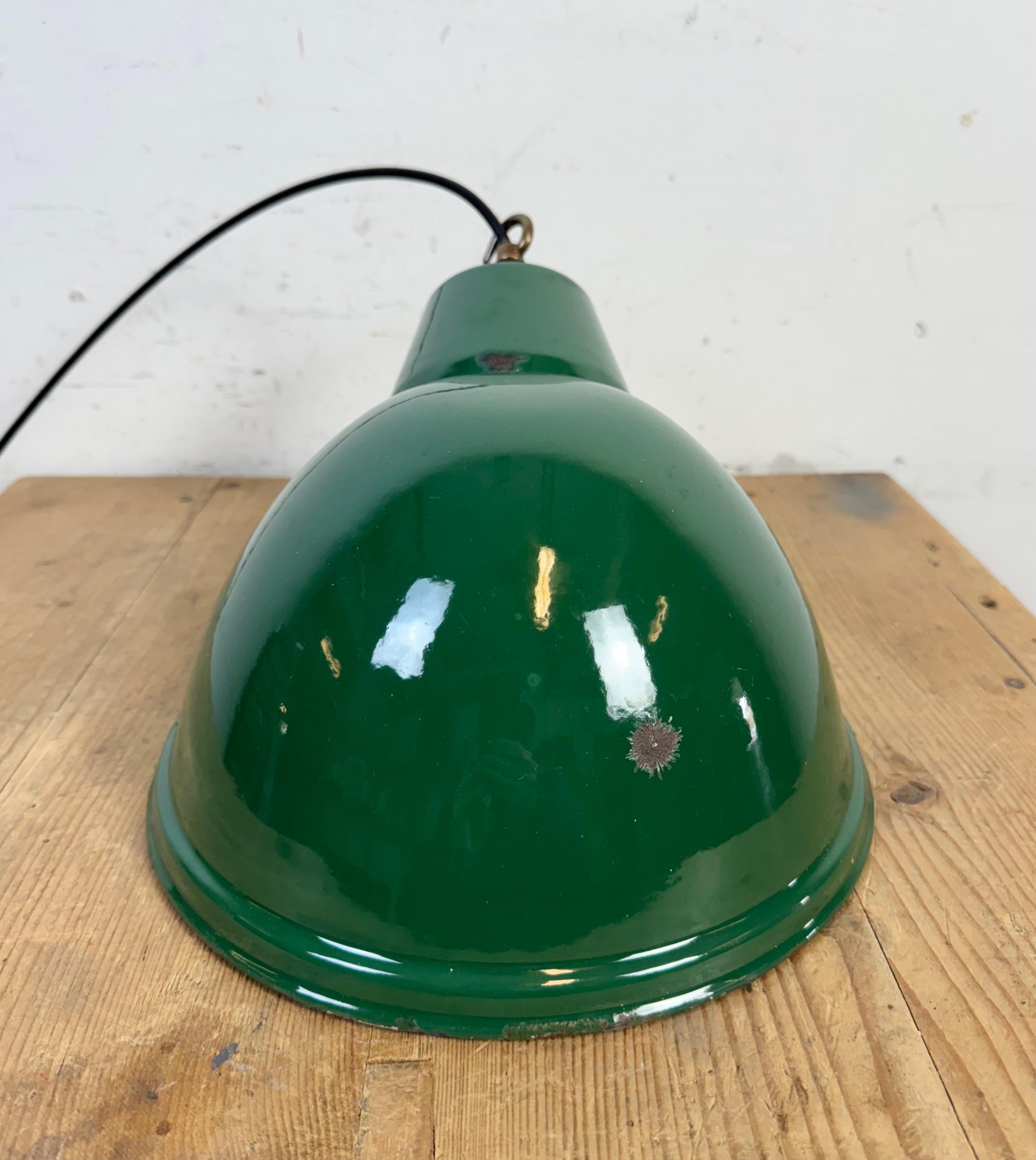 Lampada a sospensione industriale britannica a smalto verde, anni '60 in vendita 3