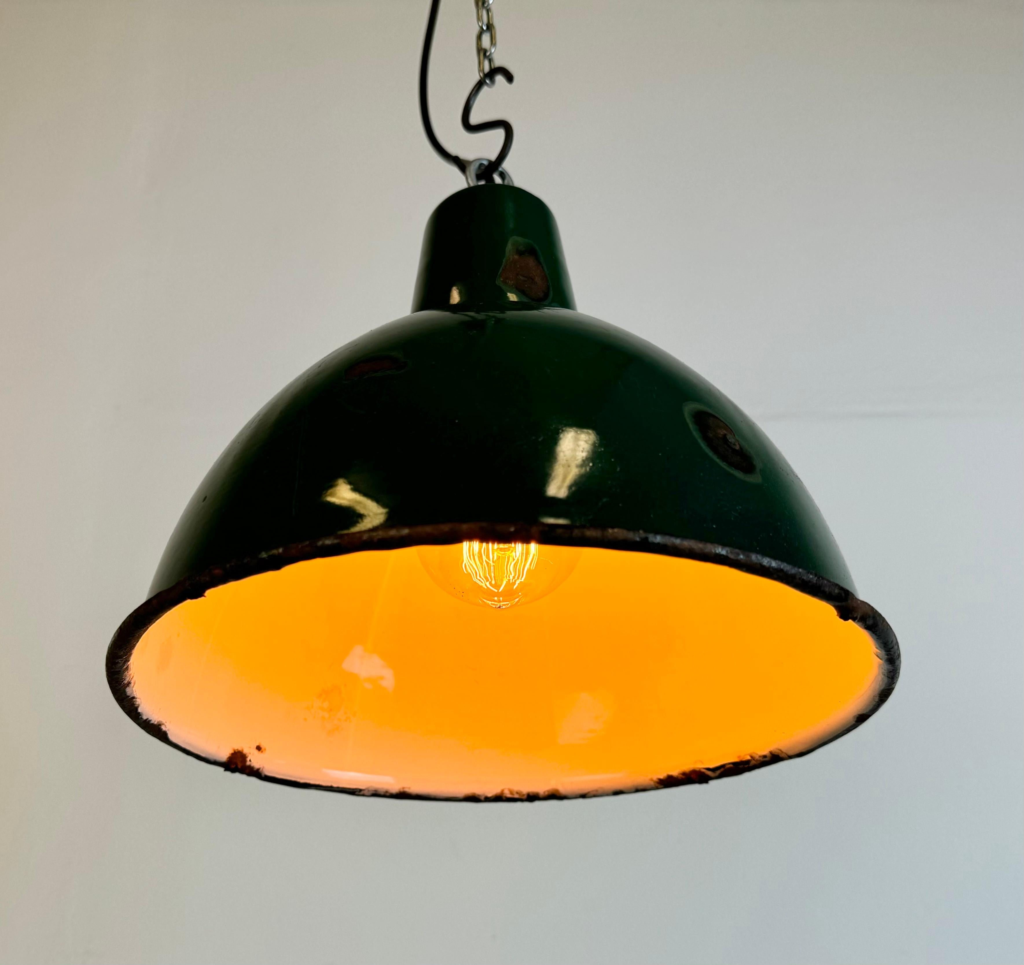 Lampe à suspension industrielle en émail vert, années 1960 en vente 5