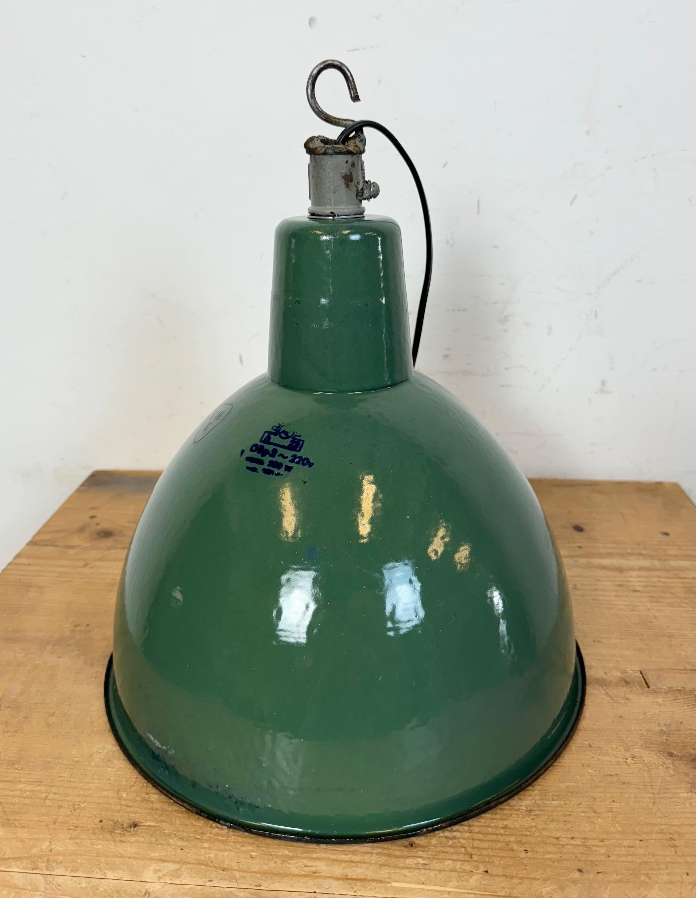 Industrielle grüne Emaille-Fabrik-Hängelampe, 1960er Jahre im Angebot 6