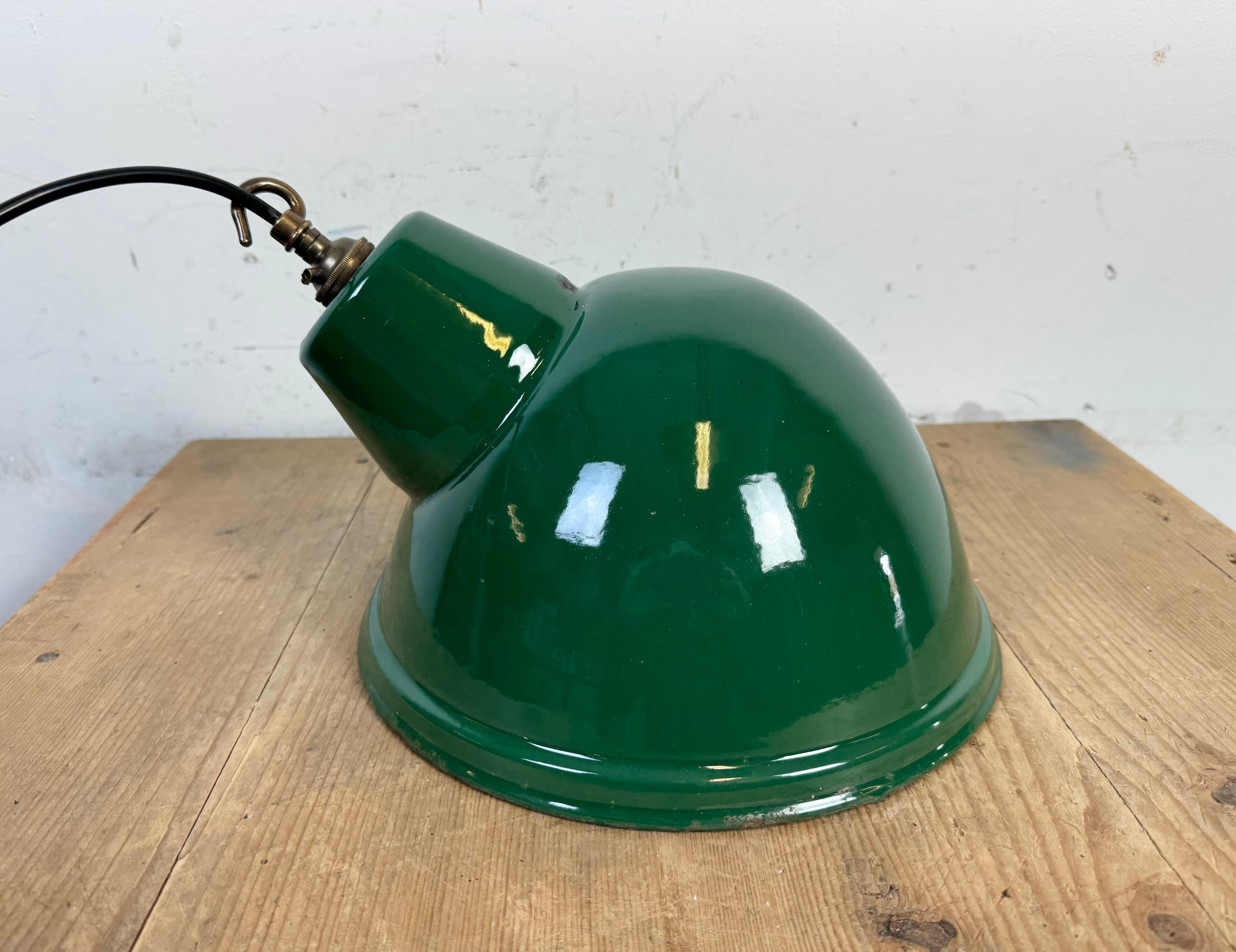Lampada a sospensione industriale britannica a smalto verde, anni '60 in vendita 4