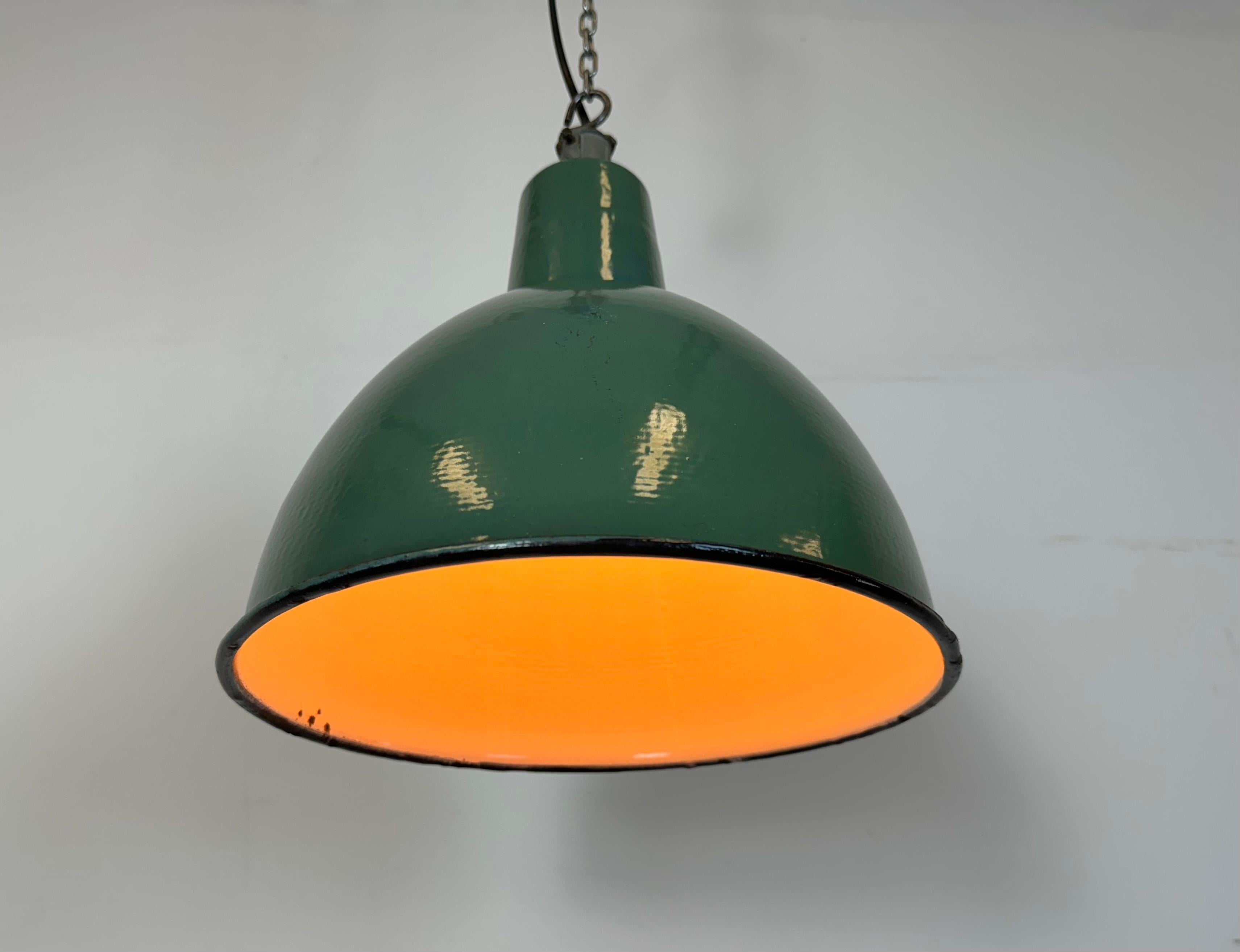 Industrielle grüne Emaille-Fabrik-Hängelampe, 1960er Jahre im Angebot 7