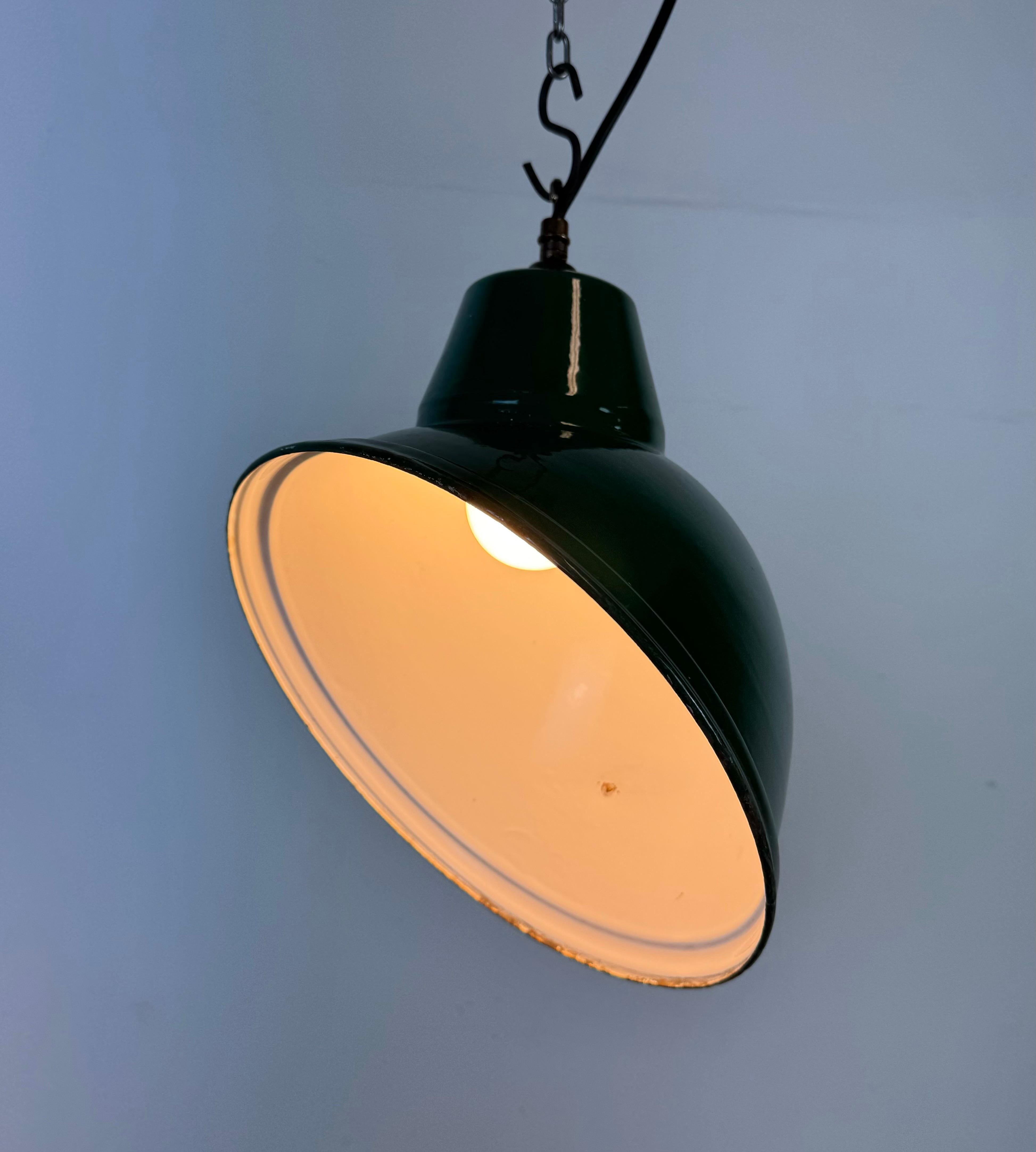 Lampada a sospensione industriale britannica a smalto verde, anni '60 in vendita 5