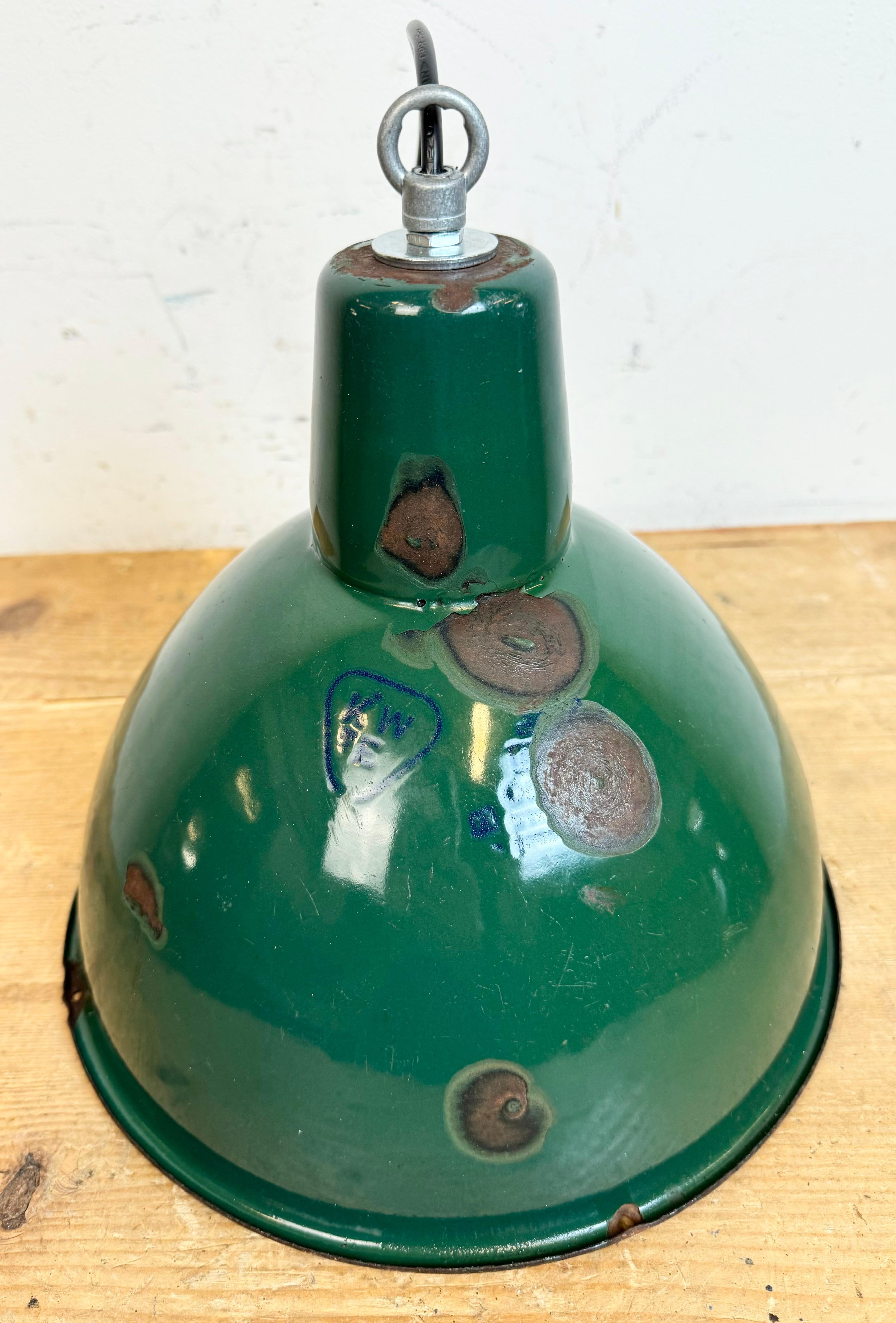 Lampe à suspension industrielle en émail vert, années 1960 en vente 7