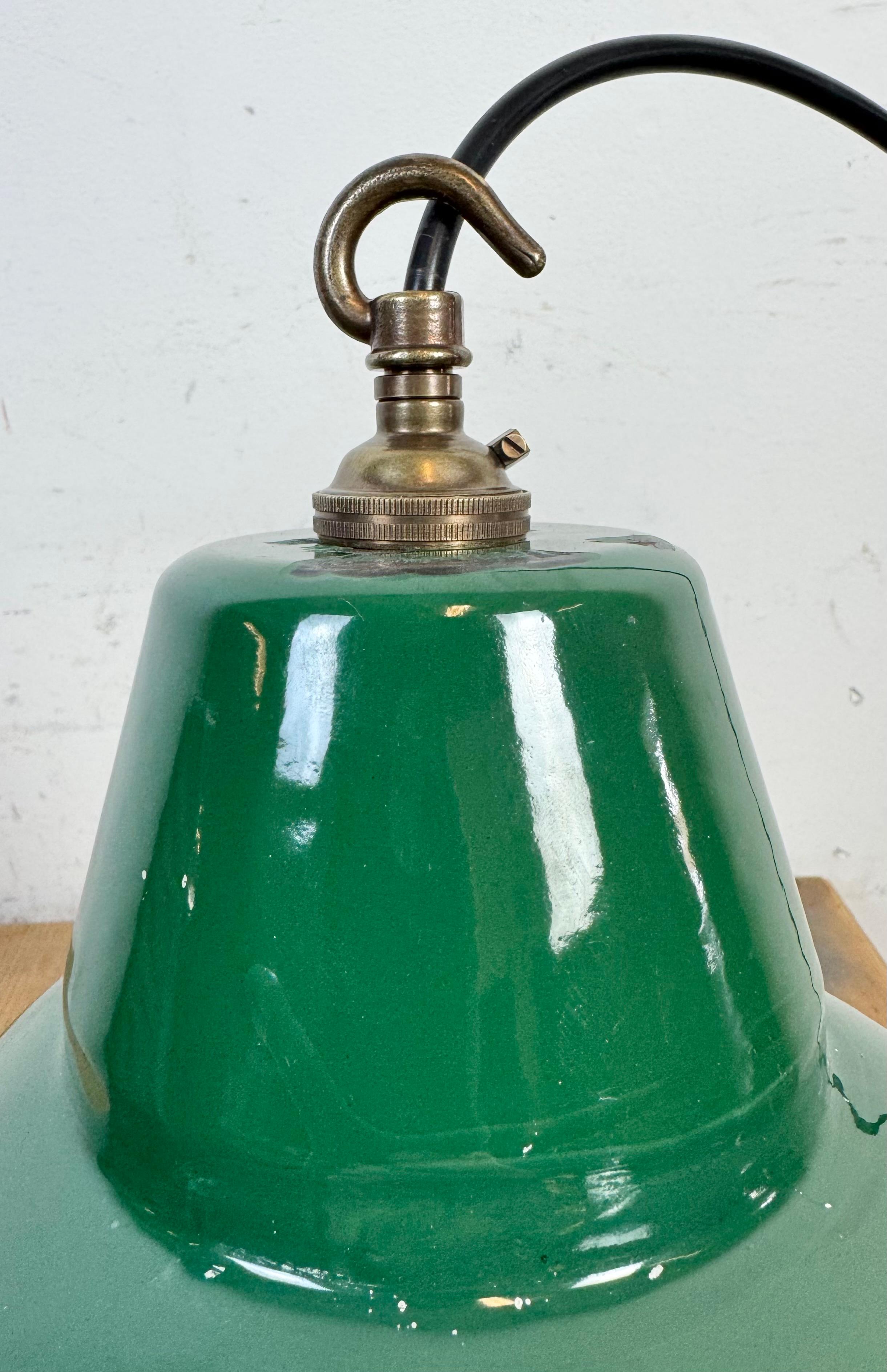 Lampada a sospensione industriale britannica a smalto verde, anni '60 in vendita 6