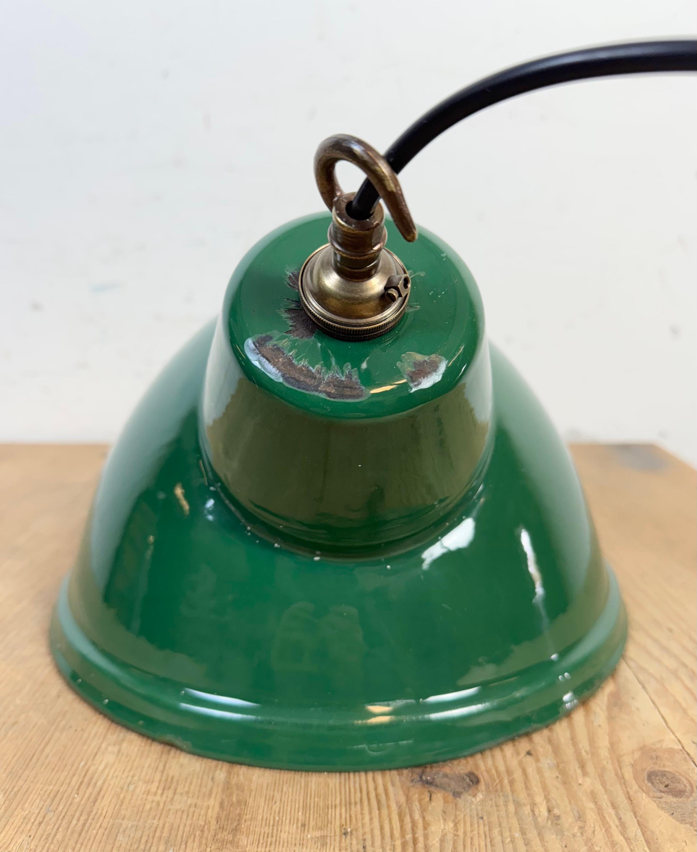 Lampada a sospensione industriale britannica a smalto verde, anni '60 in vendita 7