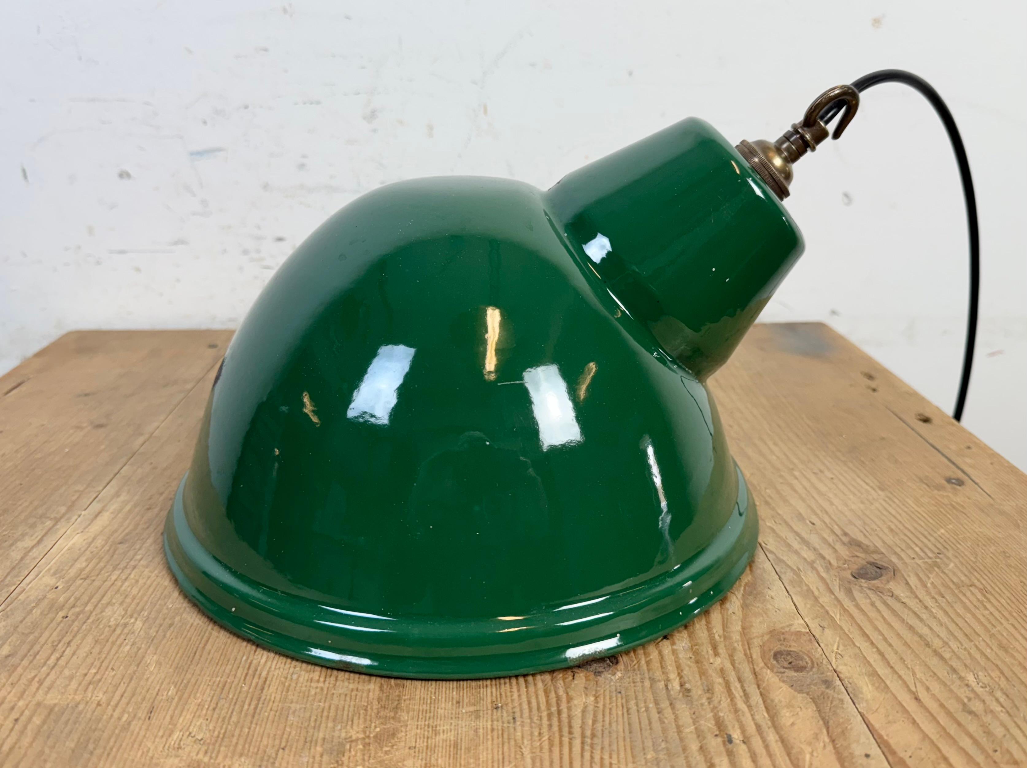 Lampada a sospensione industriale britannica a smalto verde, anni '60 in vendita 8