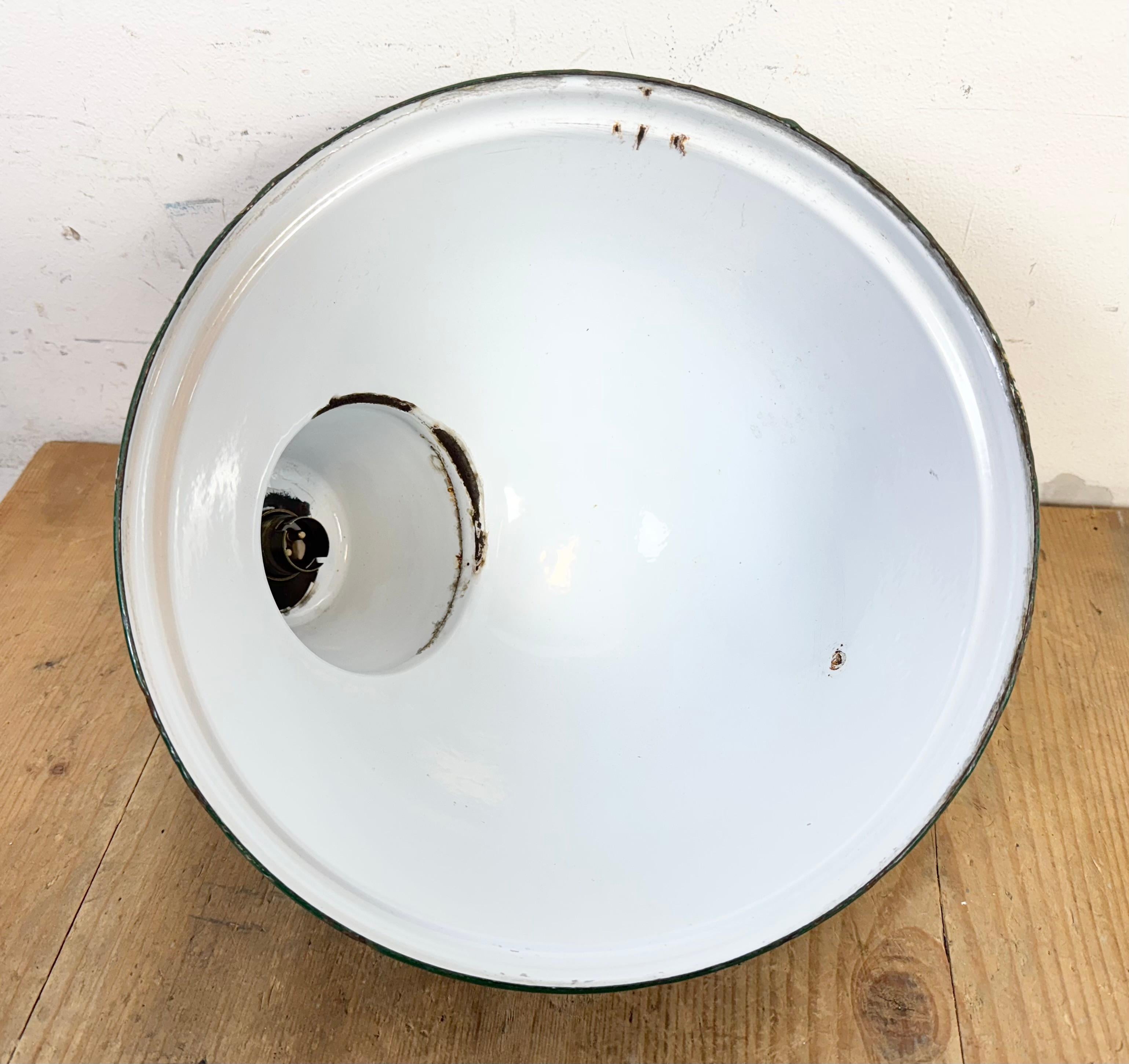 Lampada a sospensione industriale britannica a smalto verde, anni '60 in vendita 9