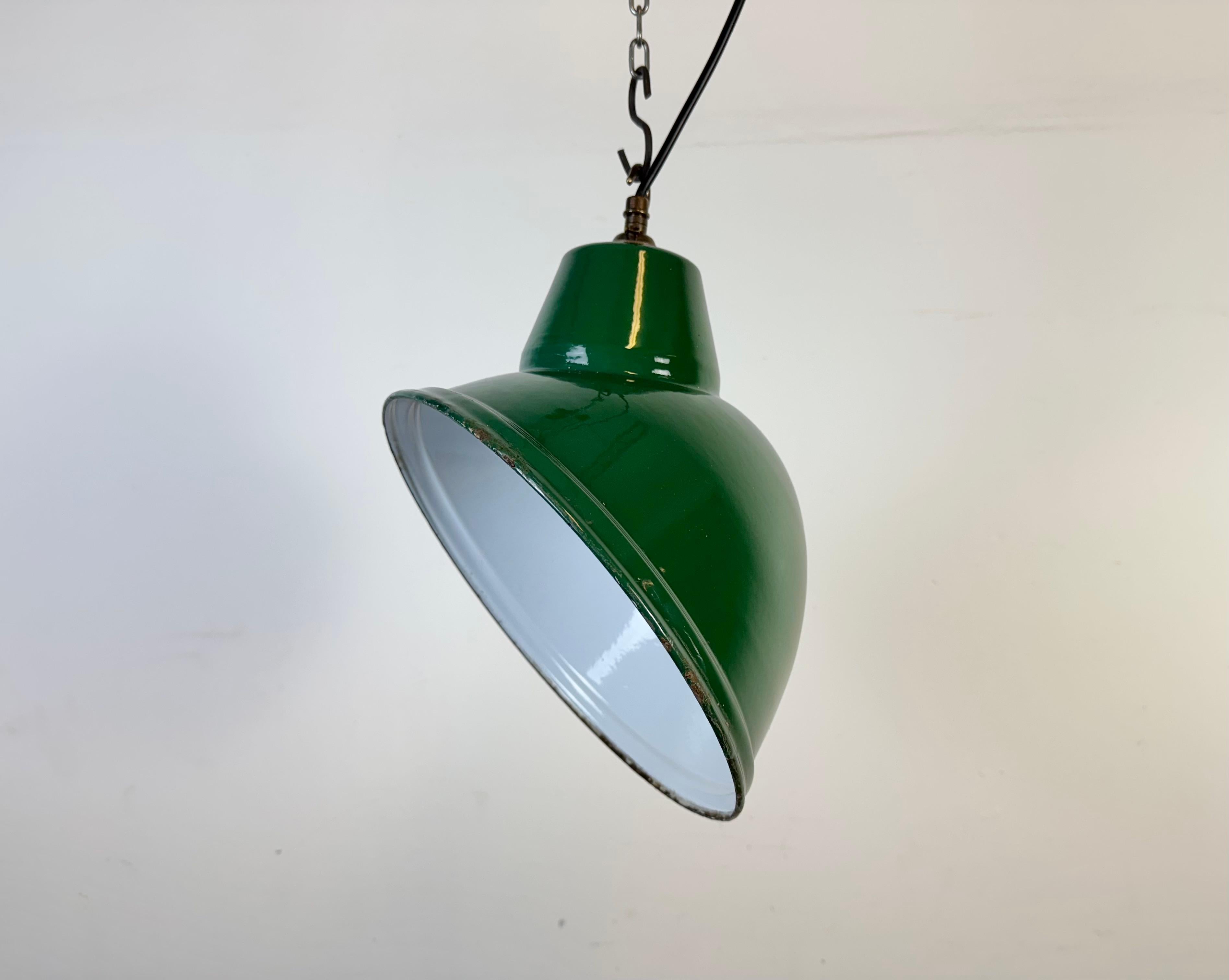 Lampada a sospensione industriale in smalto verde realizzata nel Regno Unito negli anni Sessanta. Smalto bianco all'interno del paralume. Top in ottone. L'attacco richiede lampadine B22. Un nuovo cavo. Il peso della lampada è di 0,9 kg. Il diametro