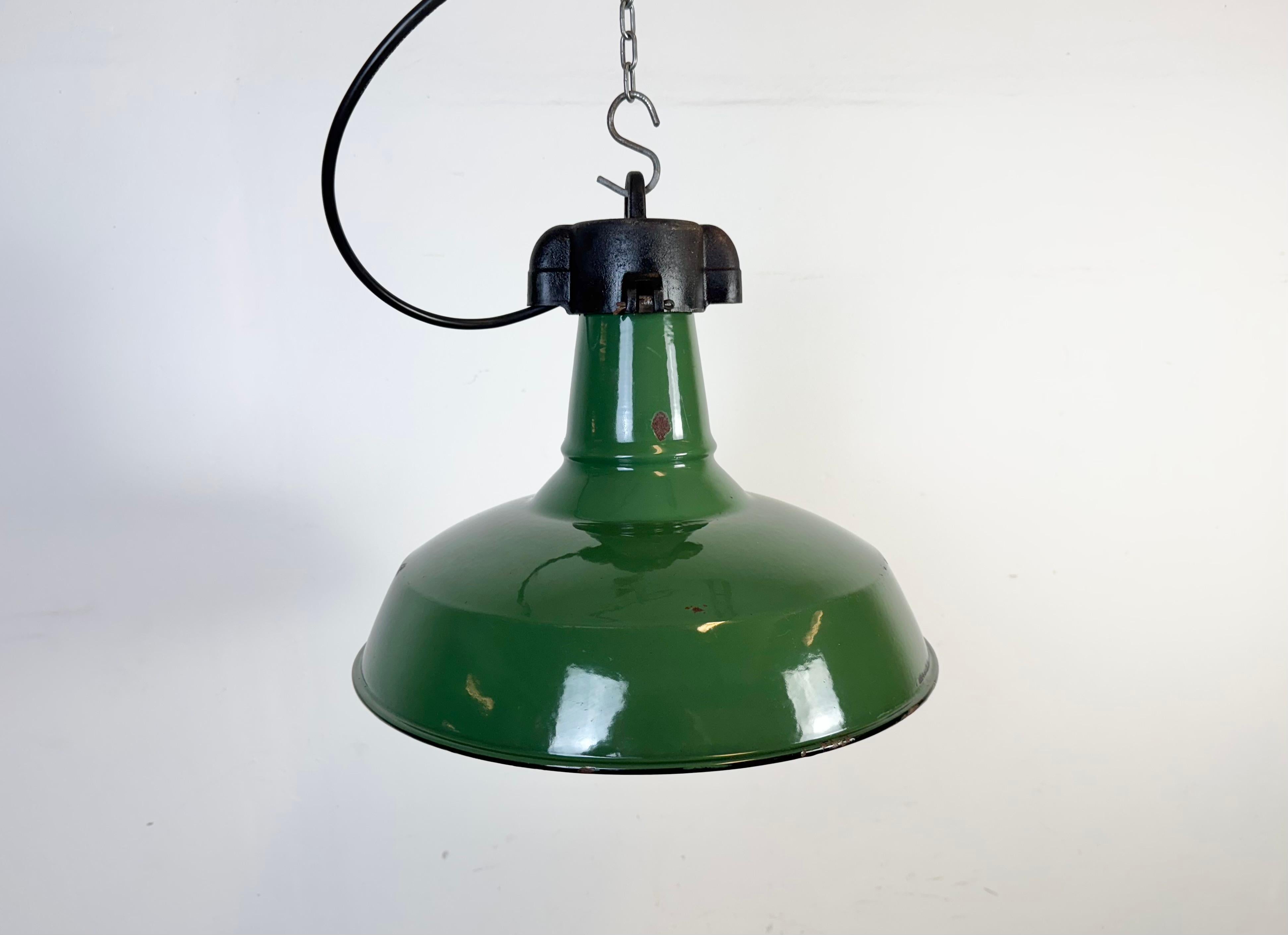 Lampada a sospensione industriale in smalto verde realizzata negli Stati Uniti negli anni Sessanta. Smalto bianco all'interno del paralume. Top in ferro. L'attacco richiede lampadine standard E27/E26. Un nuovo cavo. Il peso della lampada è di 1,9