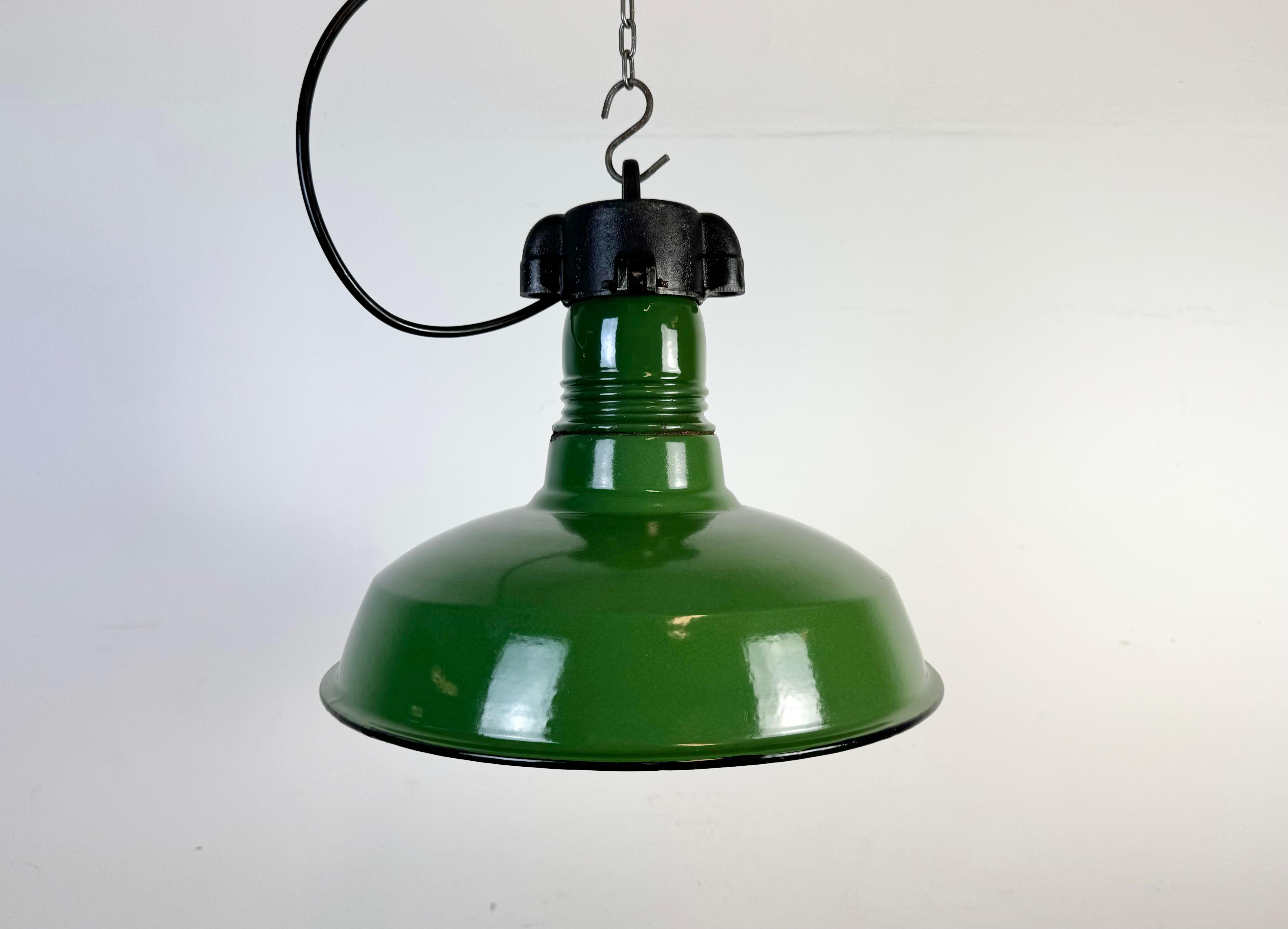 Industrial green enamel factory pendant light made in United States during the 1960s. White enamel inside the shade. Iron top. The socket requires standard E27/E26 light bulbs. New wire. The weight of the lamp is 1,8 kg.The diameter of the shade is