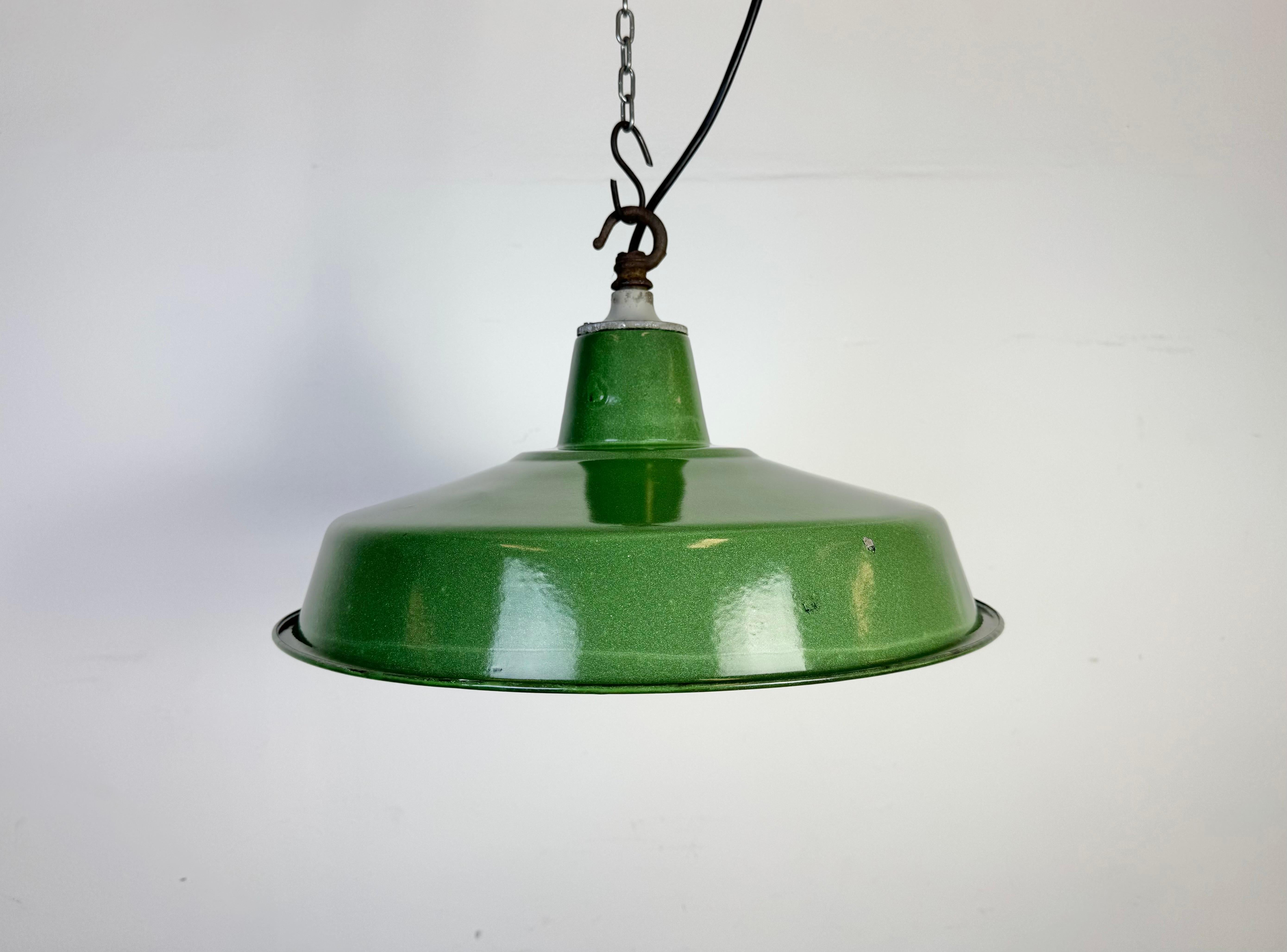 Lampada a sospensione industriale in smalto verde realizzata nel Regno Unito negli anni Sessanta. Smalto bianco all'interno del paralume. Top in ferro. L'attacco richiede lampadine standard E27/ E26. Un nuovo cavo. Il peso della lampada è di 0,9 kg.