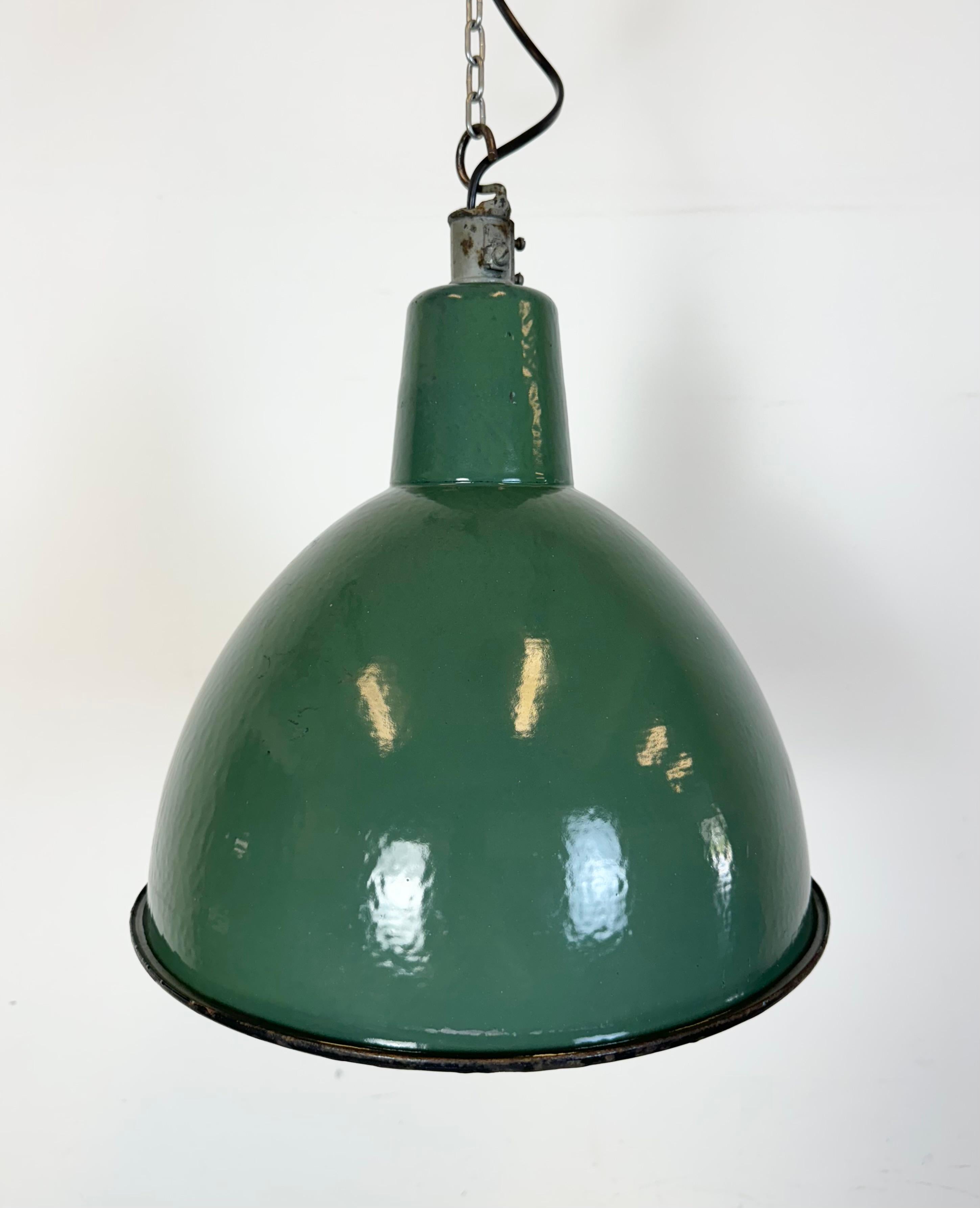 Industrielle grüne Emaille-Fabrik-Hängelampe, 1960er Jahre (Polnisch) im Angebot