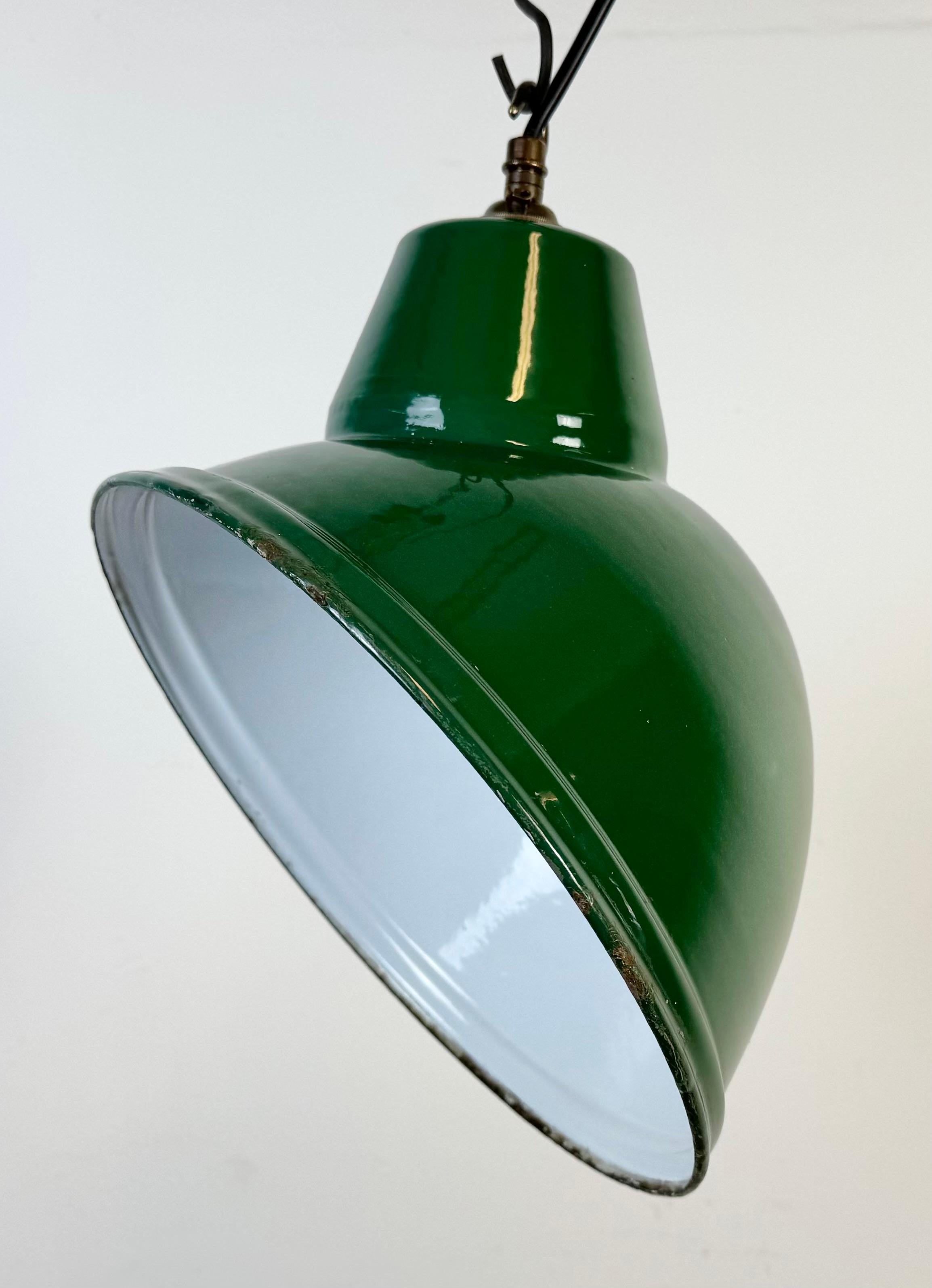 Industriale Lampada a sospensione industriale britannica a smalto verde, anni '60 in vendita
