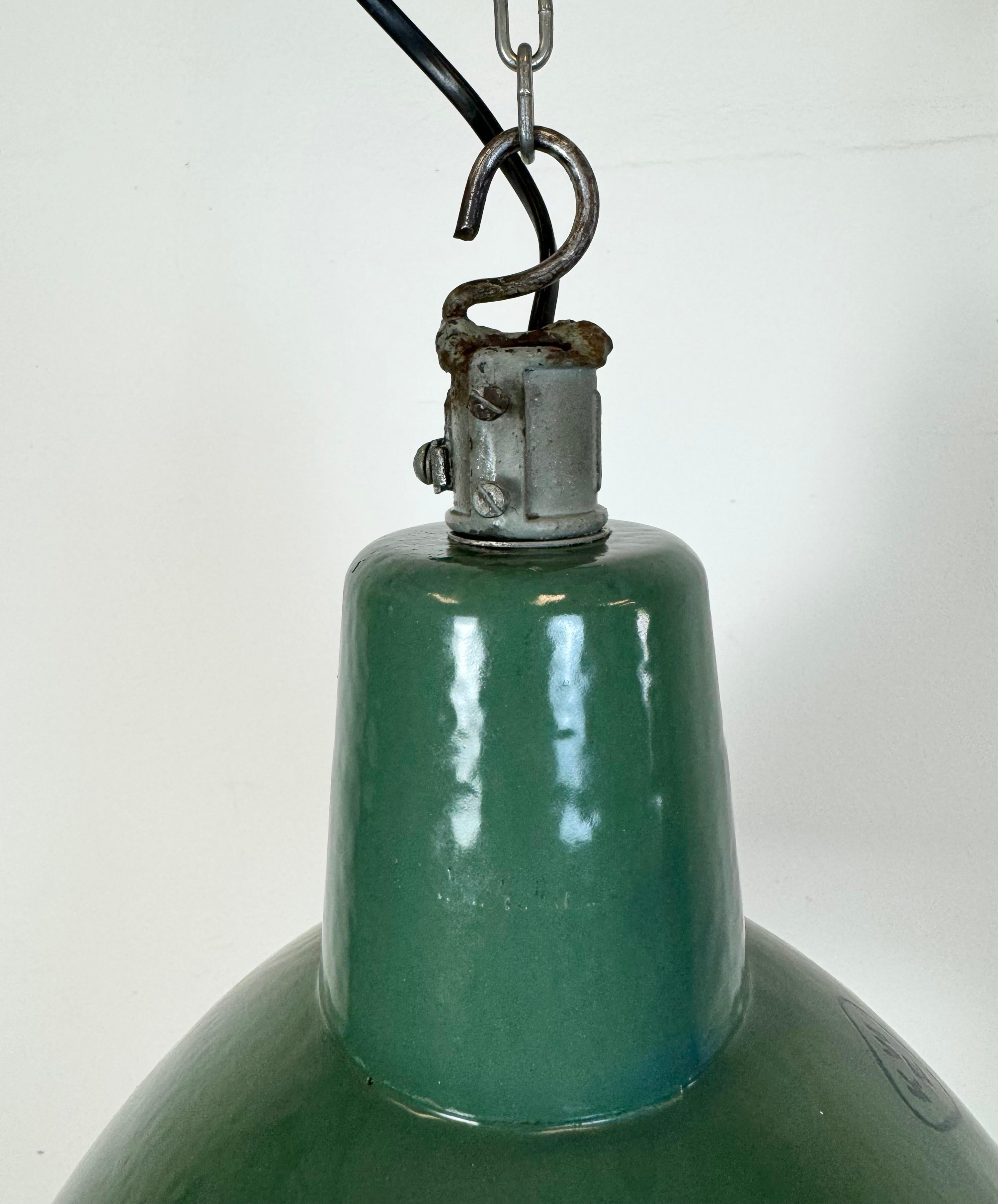Industrielle grüne Emaille-Fabrik-Hängelampe, 1960er Jahre im Zustand „Gut“ im Angebot in Kojetice, CZ