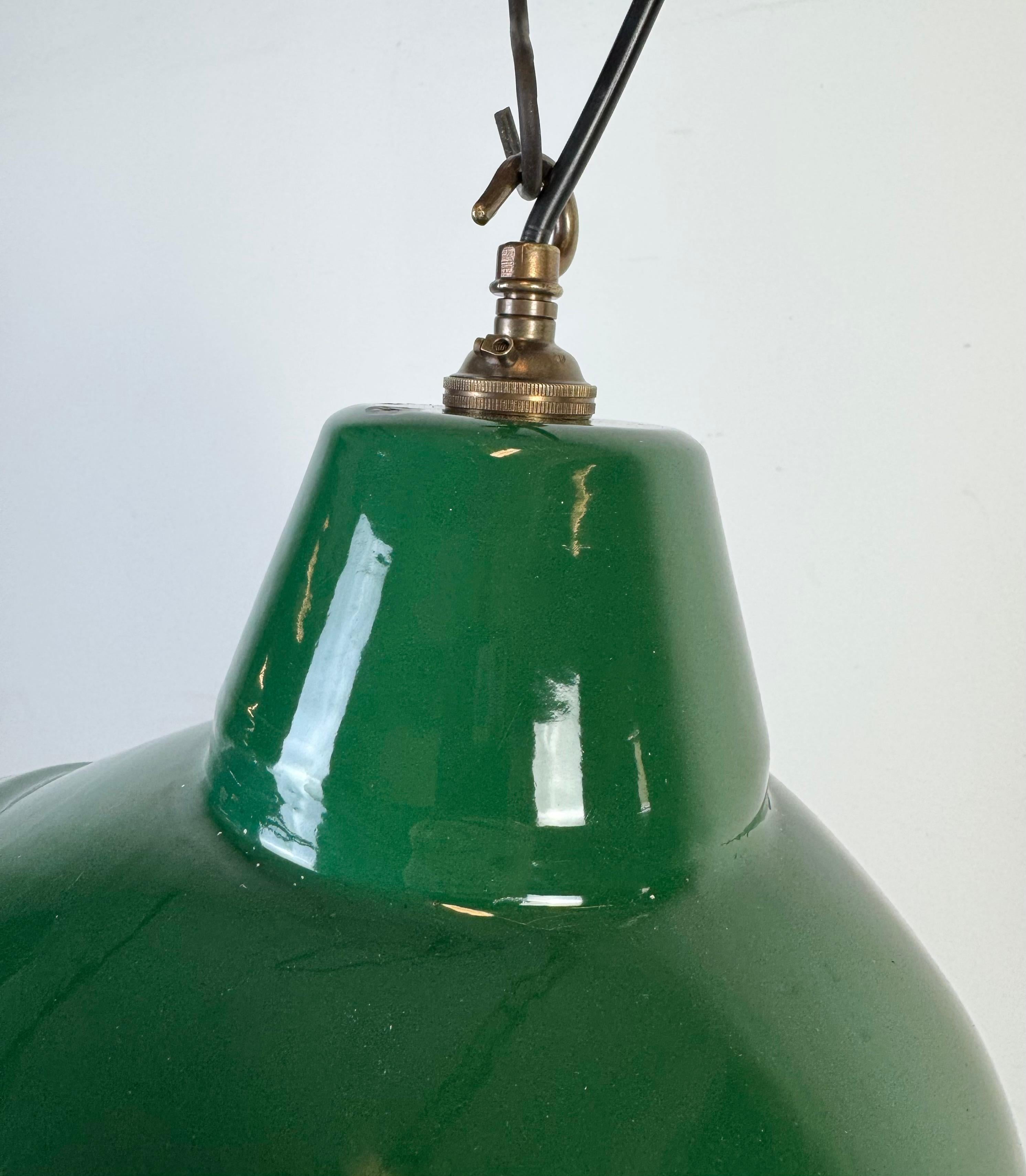 Lampada a sospensione industriale britannica a smalto verde, anni '60 In condizioni buone in vendita a Kojetice, CZ