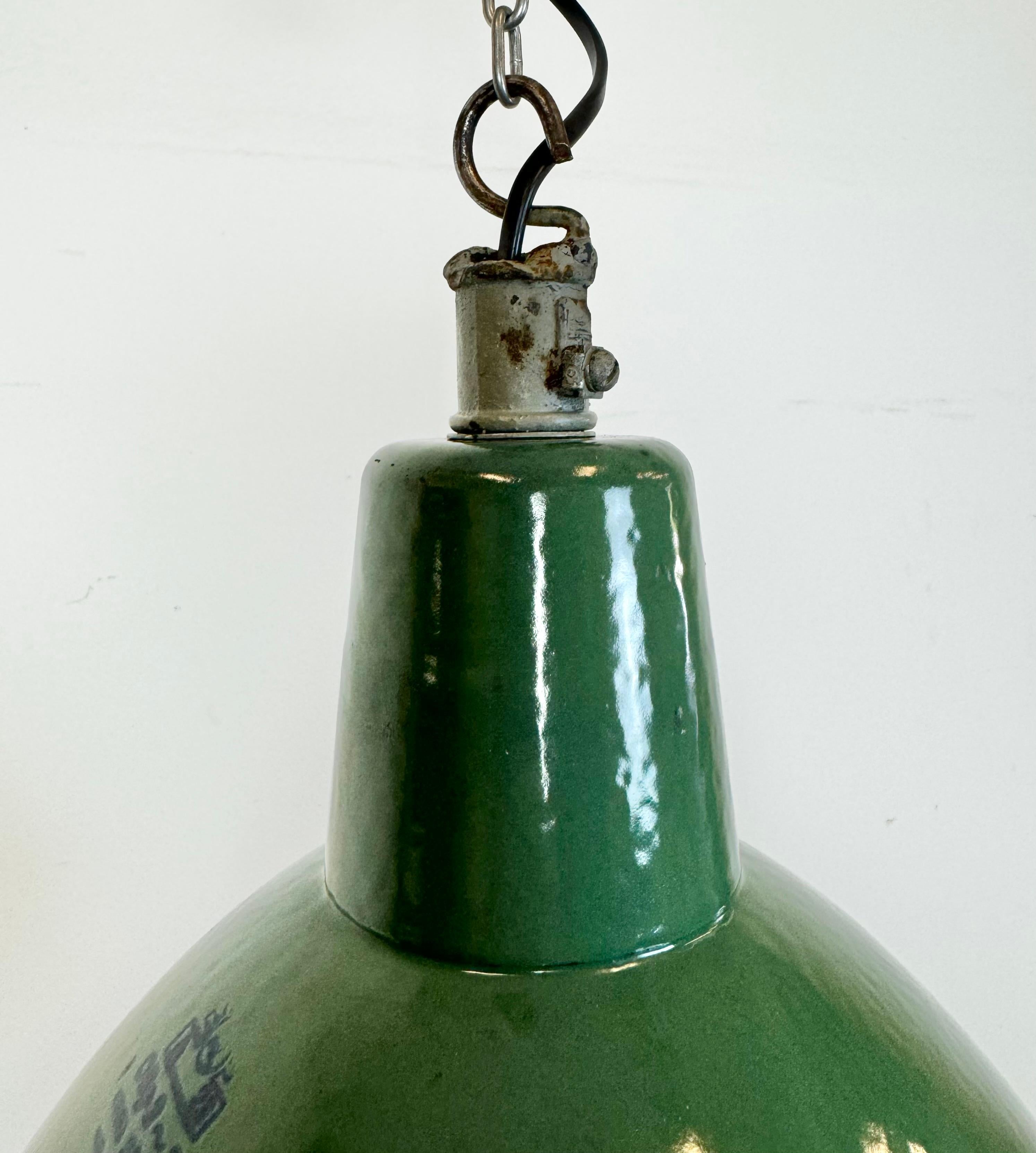 Industrielle grüne Emaille-Fabrik-Hängelampe, 1960er Jahre im Angebot 1