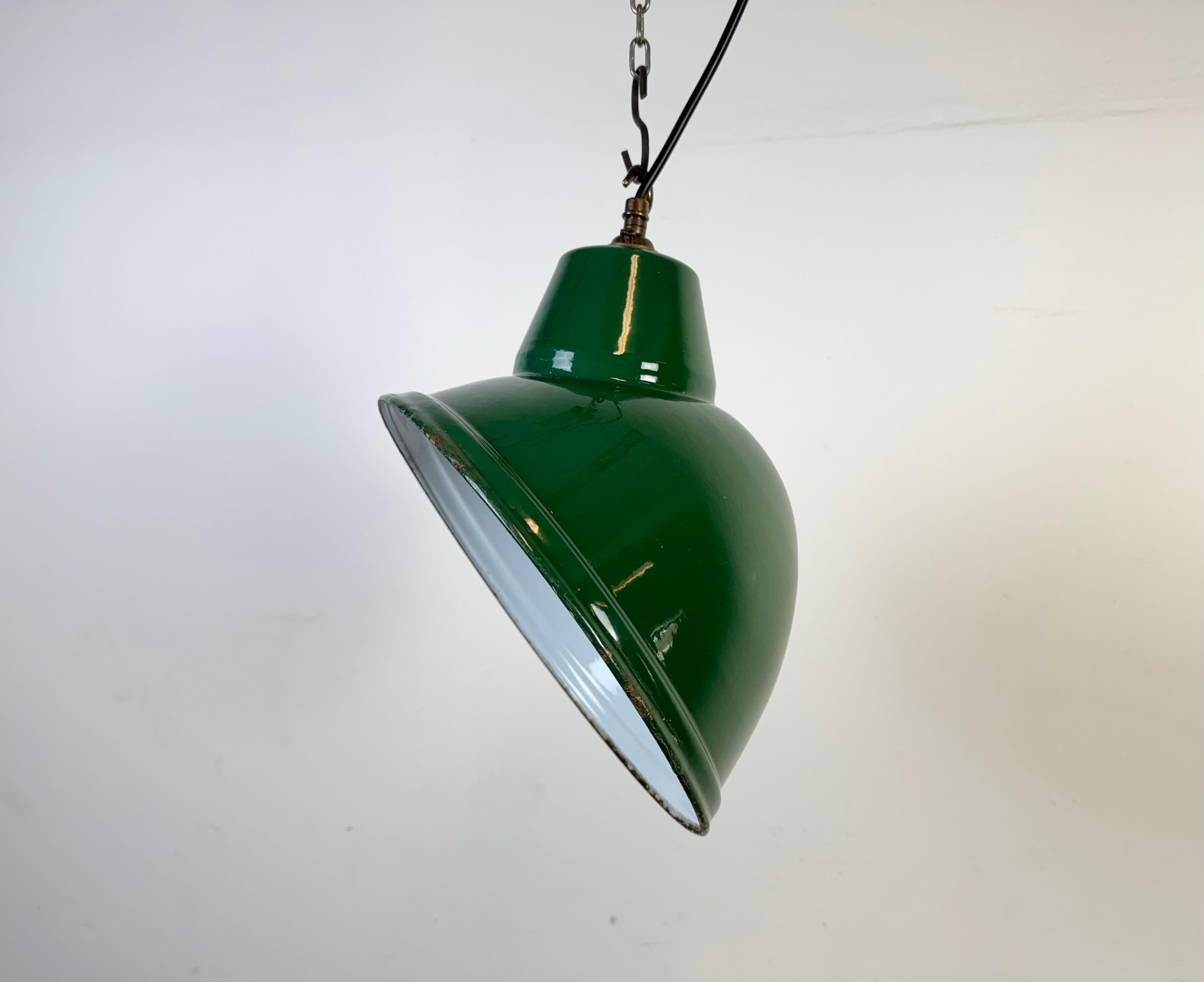 XX secolo Lampada a sospensione industriale britannica a smalto verde, anni '60 in vendita