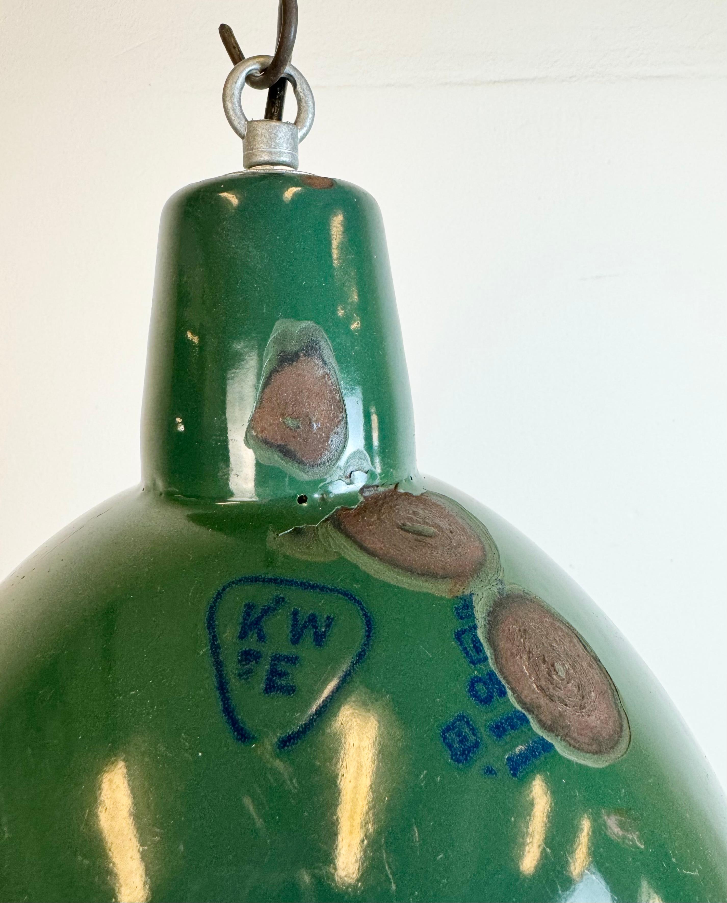 Lampe à suspension industrielle en émail vert, années 1960 en vente 1