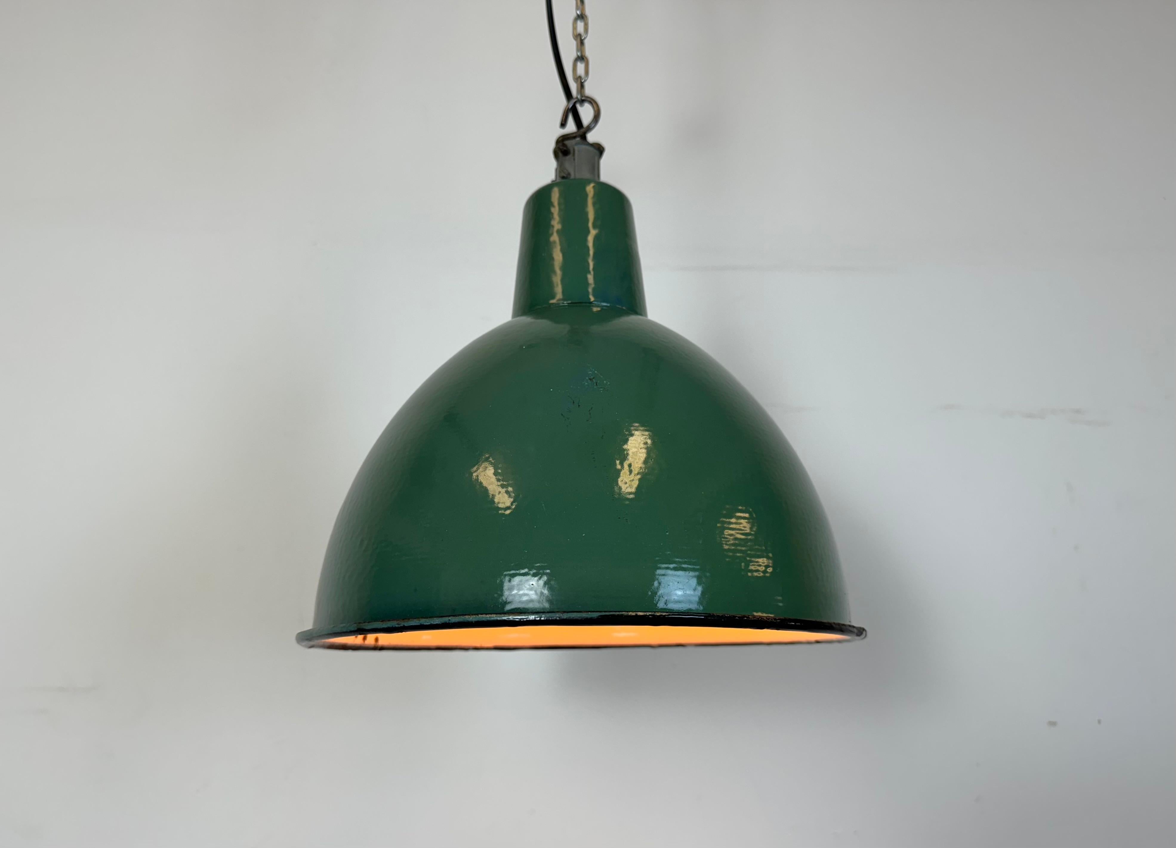 Industrielle grüne Emaille-Fabrik-Hängelampe, 1960er Jahre im Angebot 2