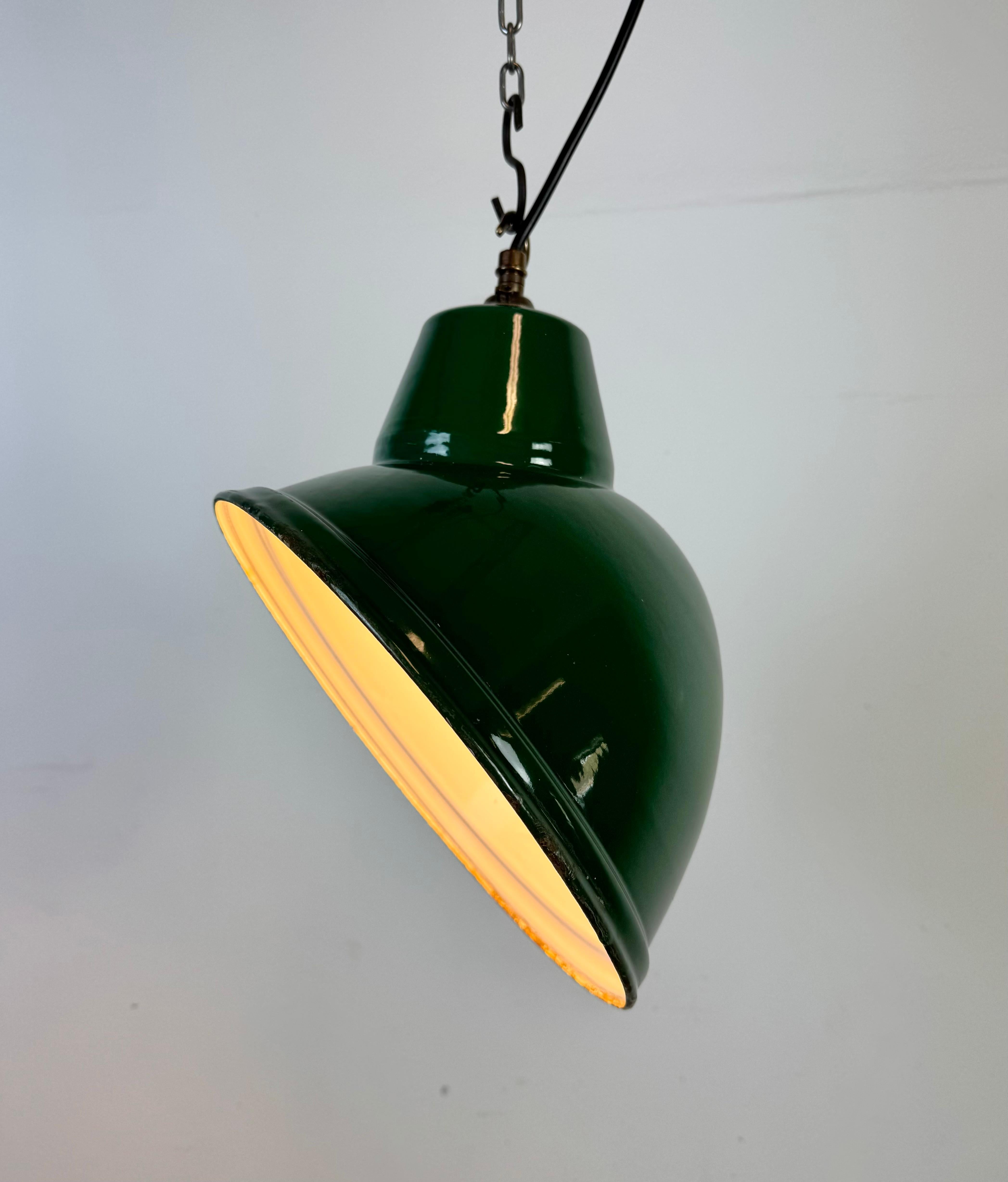 Ottone Lampada a sospensione industriale britannica a smalto verde, anni '60 in vendita
