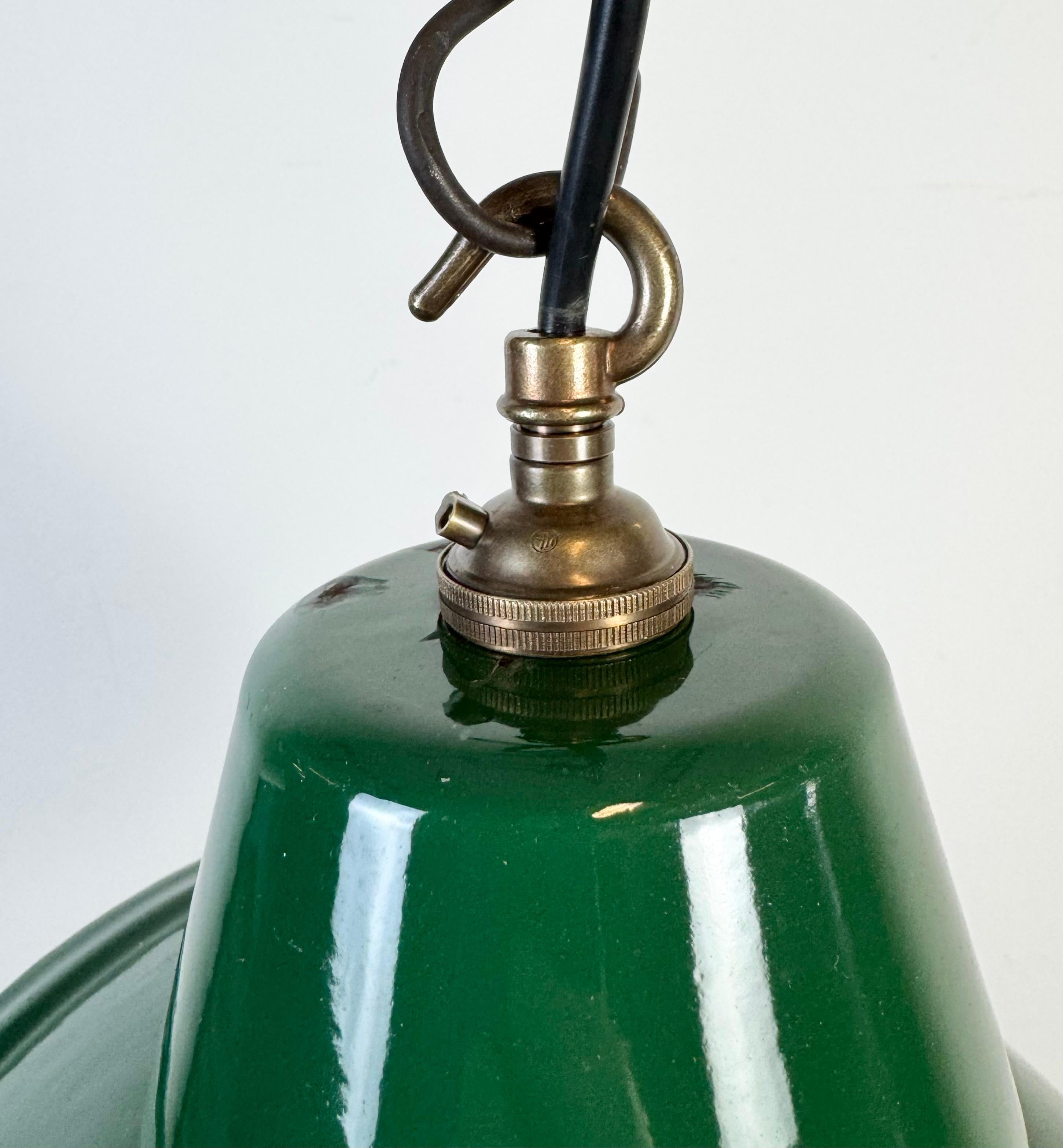 Lampada a sospensione industriale britannica a smalto verde, anni '60 in vendita 1
