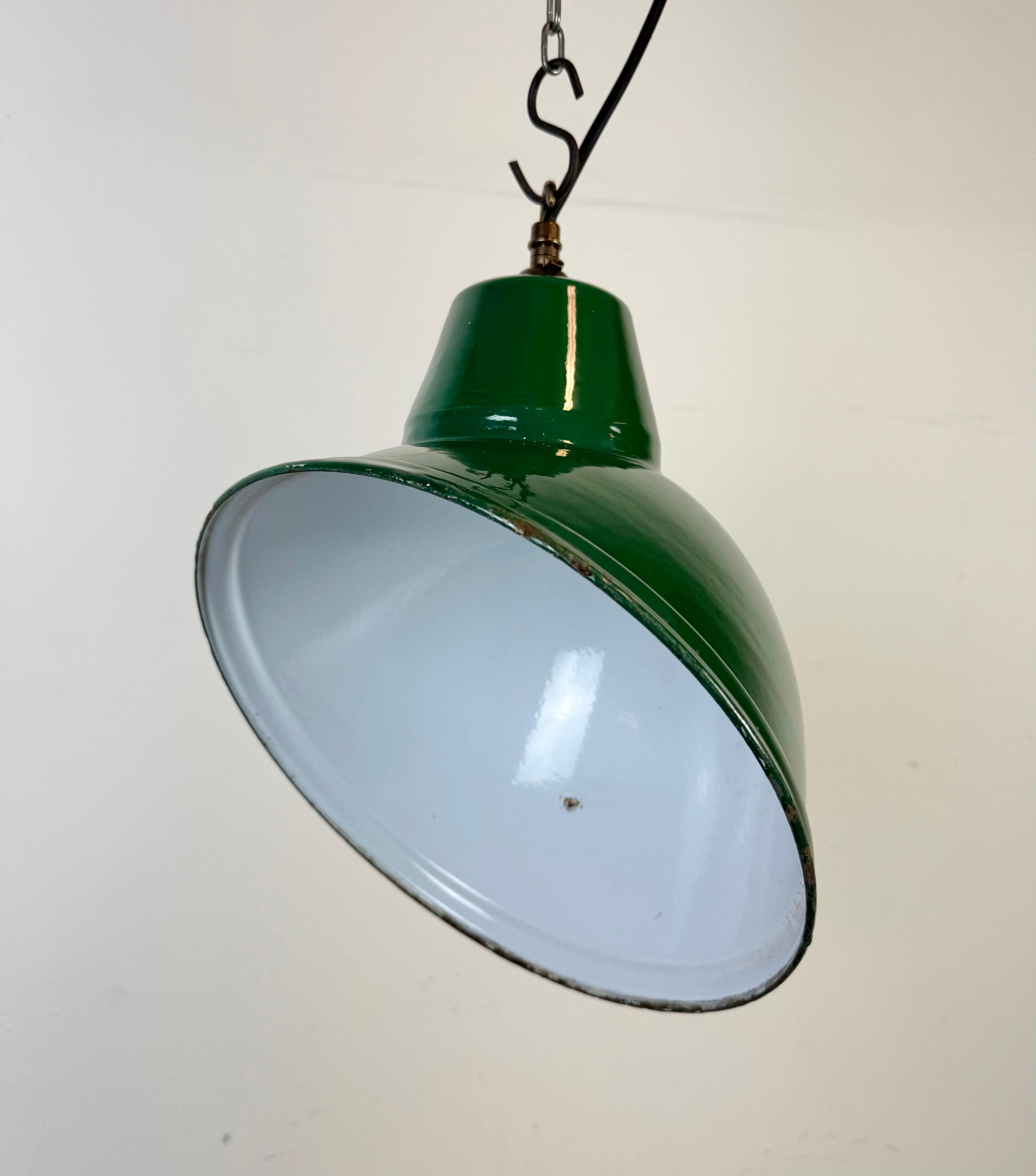 Lampada a sospensione industriale britannica a smalto verde, anni '60 in vendita 2