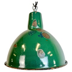 Lampe à suspension industrielle en émail vert, années 1960