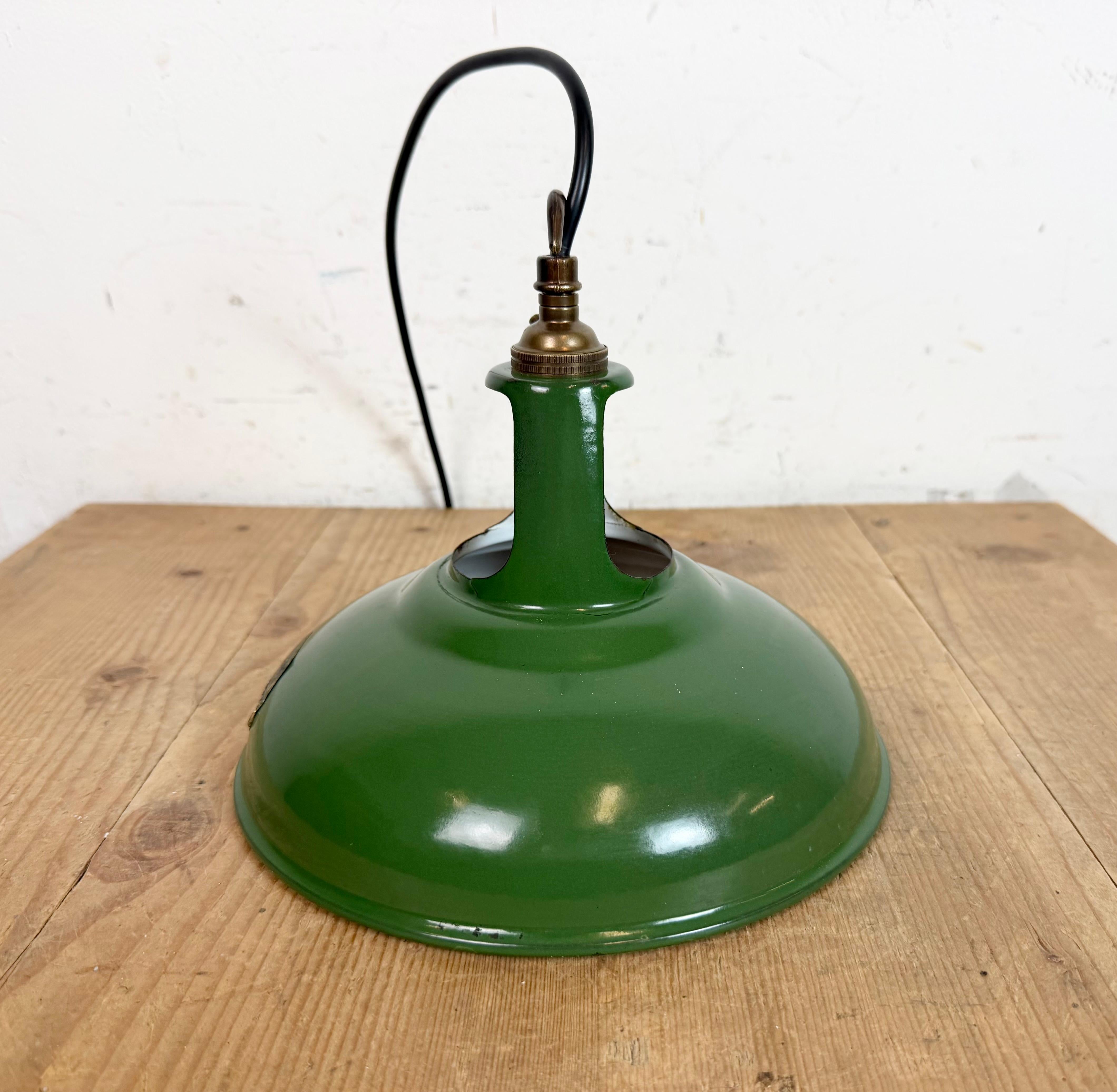 Industrielle grüne Emaille-Fabrik-Pendelleuchte von Coolicon, 1950er Jahre im Angebot 8
