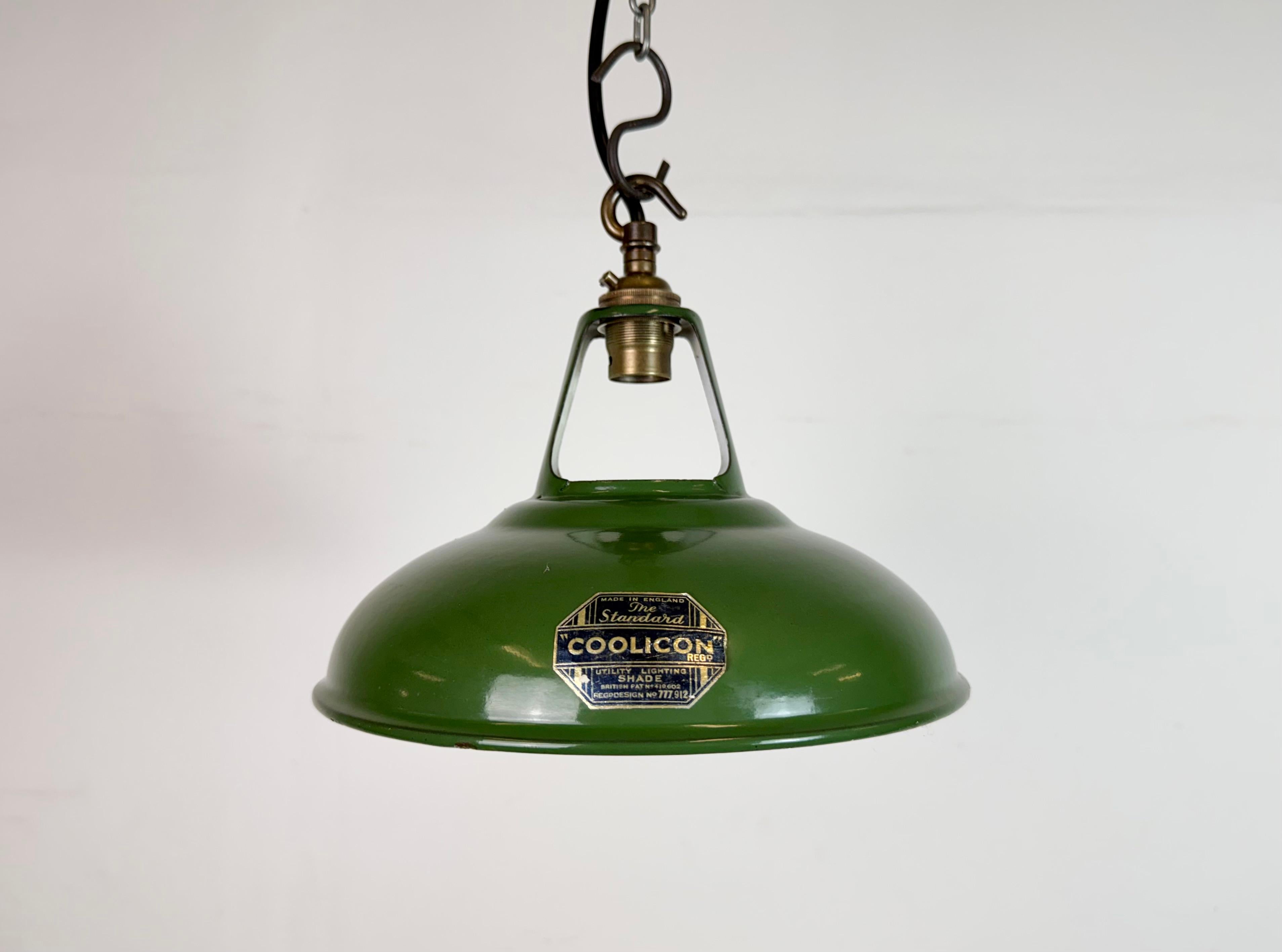 Industrielle Pendelleuchte aus grüner Emaille, hergestellt von Coolicon im Vereinigten Königreich in den 1950er Jahren. Weiße Emaille im Inneren des Schirms. Oberteil aus Messing. Die Steckdose erfordert  B22-Glühbirnen. Neues Kabel. Das Gewicht der