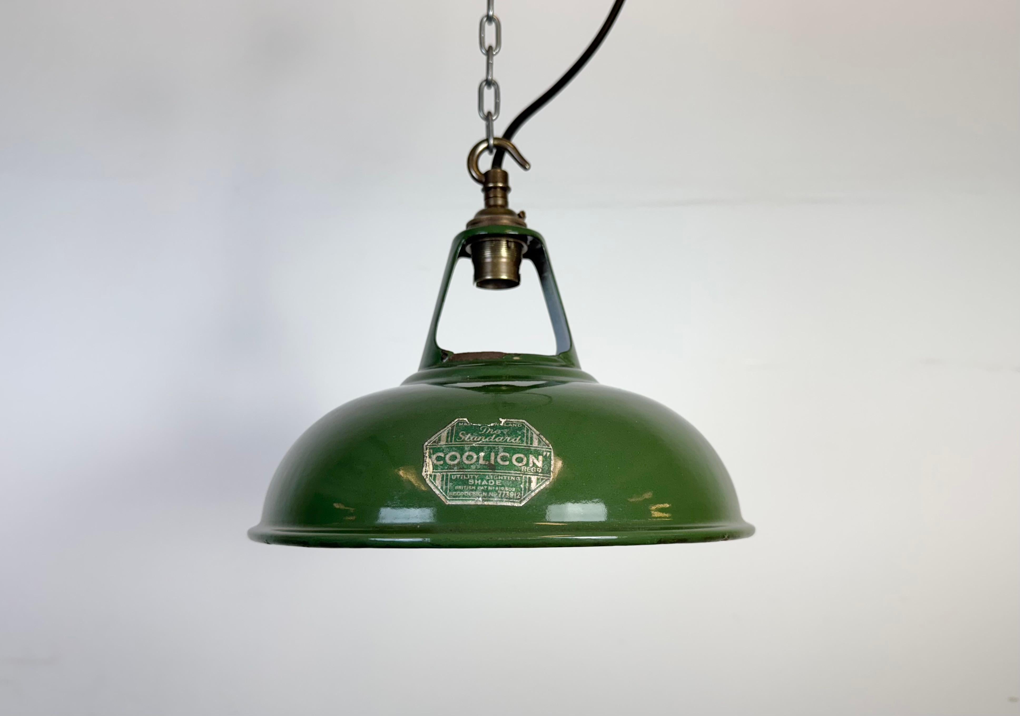 Lampada a sospensione industriale in smalto verde realizzata da Coolicon nel Regno Unito negli anni Cinquanta. Smalto bianco all'interno del paralume. Top in ottone. La presa richiede  Lampadine B22. Un nuovo cavo. Il peso della lampada è di 0,4 kg.