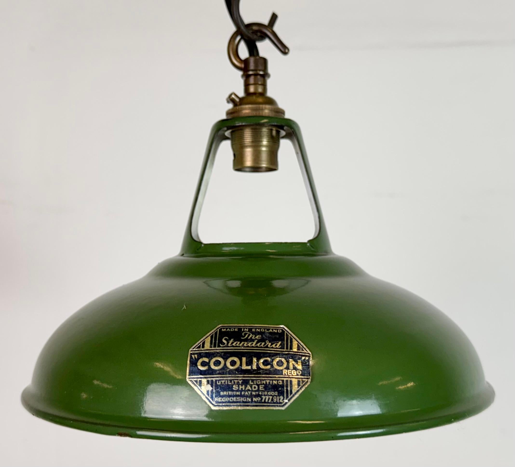 Industrielle grüne Emaille-Fabrik-Pendelleuchte von Coolicon, 1950er Jahre (Britisch) im Angebot