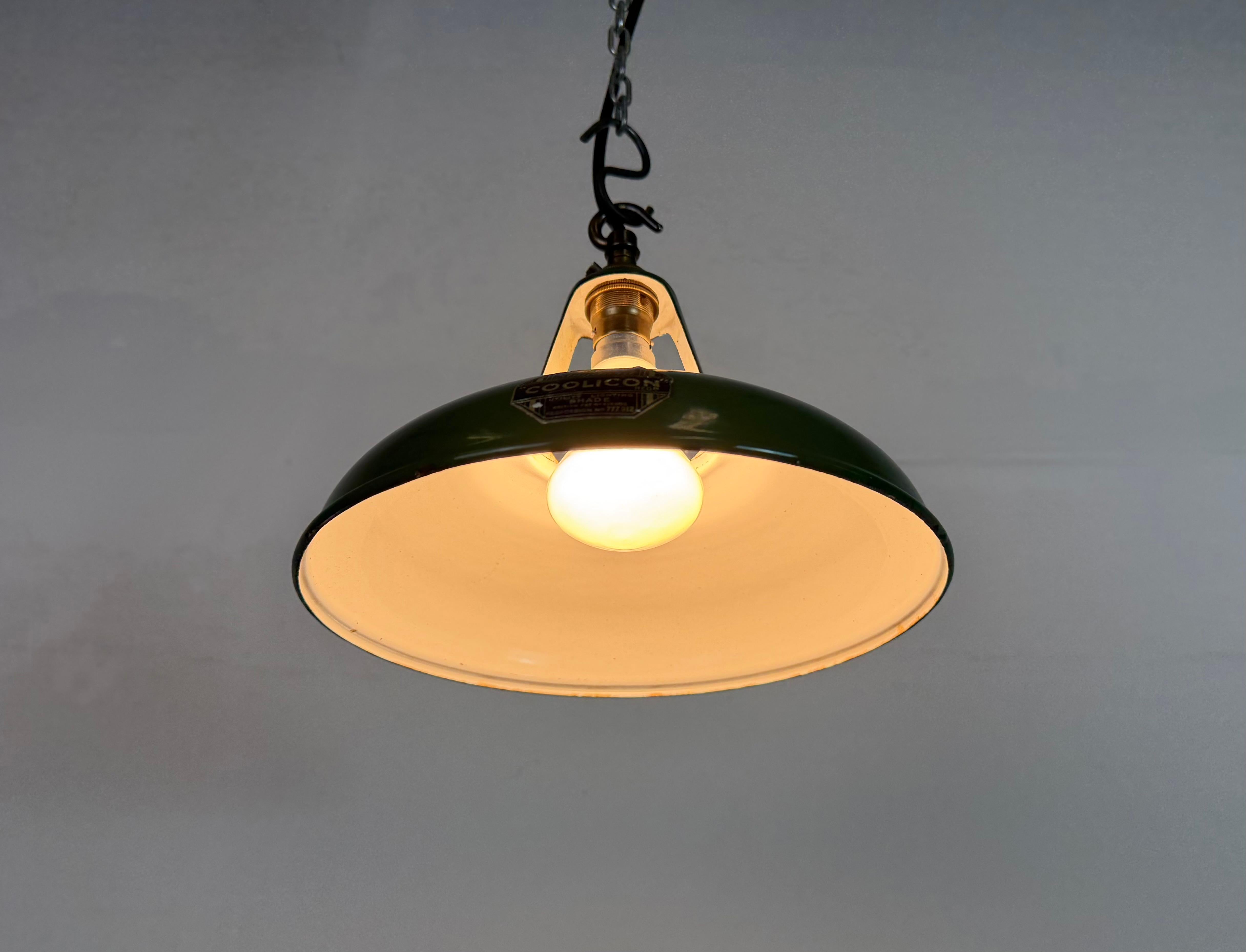 Industrielle grüne Emaille-Fabrik-Pendelleuchte von Coolicon, 1950er Jahre im Angebot 3