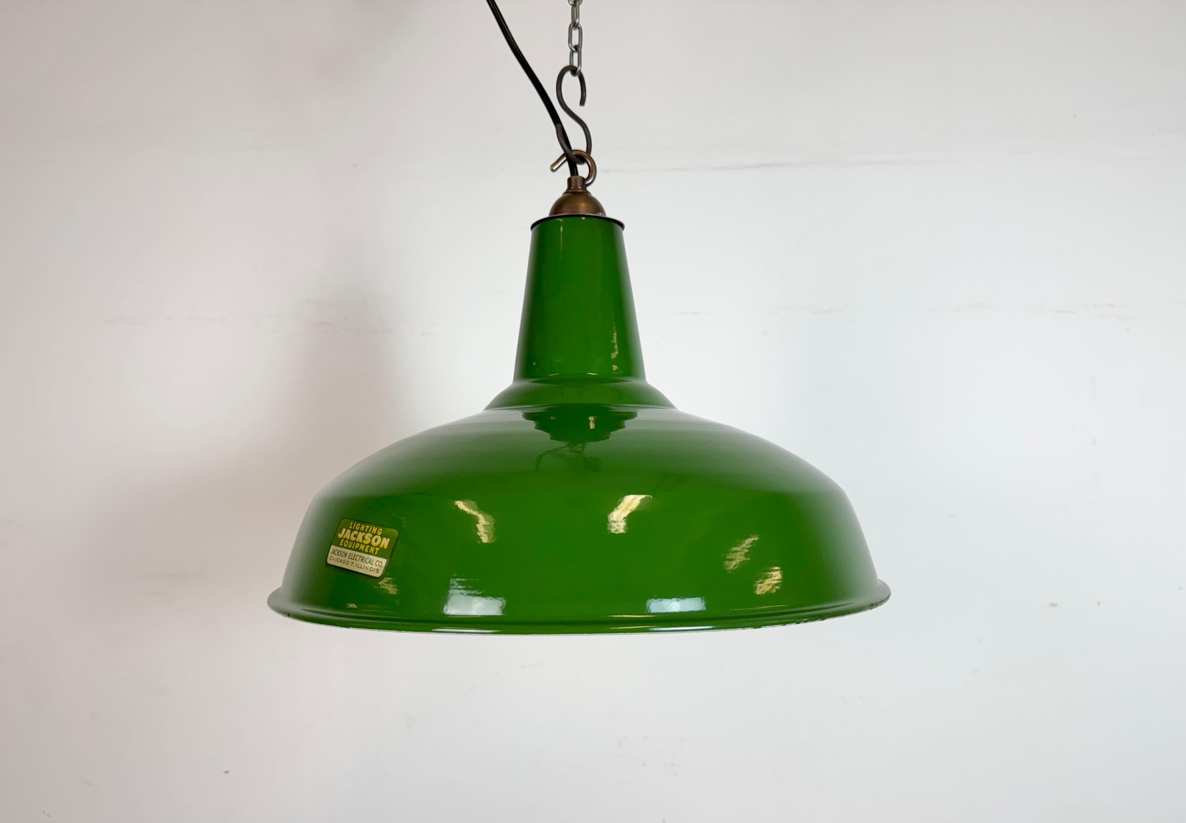 Lampada a sospensione industriale in smalto verde realizzata da Jackson Electric Co. Chicago, Illinois, Stati Uniti, negli anni '60. Smalto bianco all'interno del paralume. Top in ottone. L'attacco richiede lampadine standard E27/E26. Un nuovo cavo.