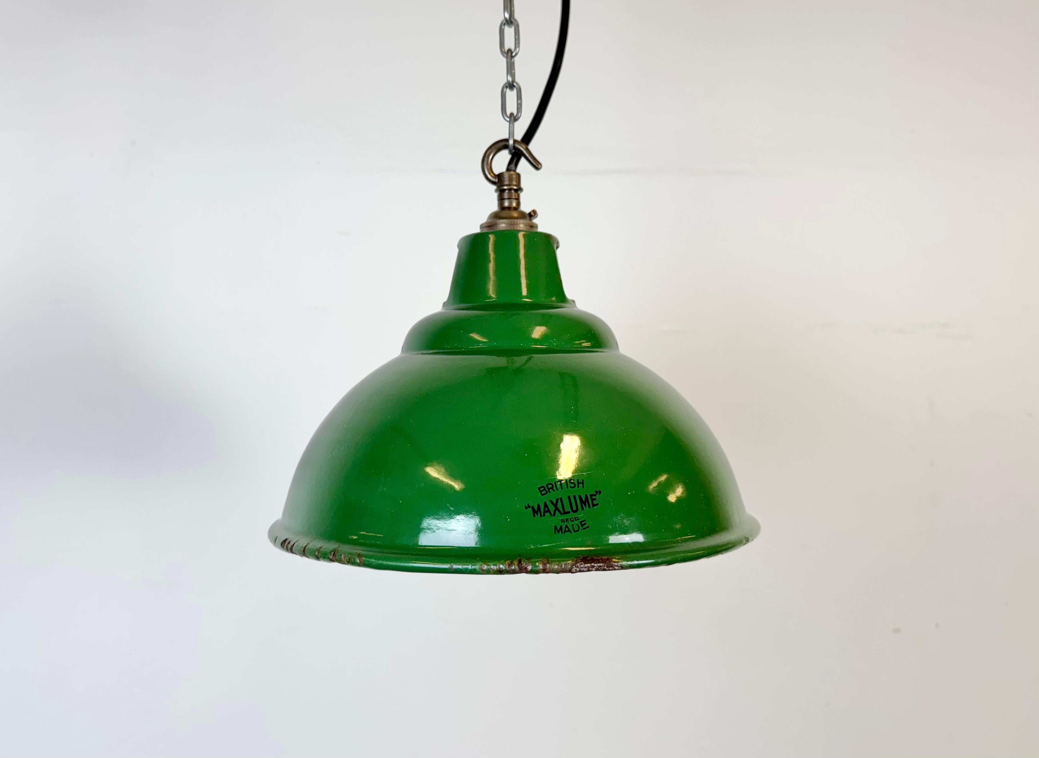 Lampada a sospensione industriale in smalto verde realizzata da Maxlume nel Regno Unito negli anni Sessanta. Smalto bianco all'interno del paralume. Top in ottone. La presa richiede  Lampadine B22. Un nuovo cavo. Il peso della lampada è di 0,5 kg.