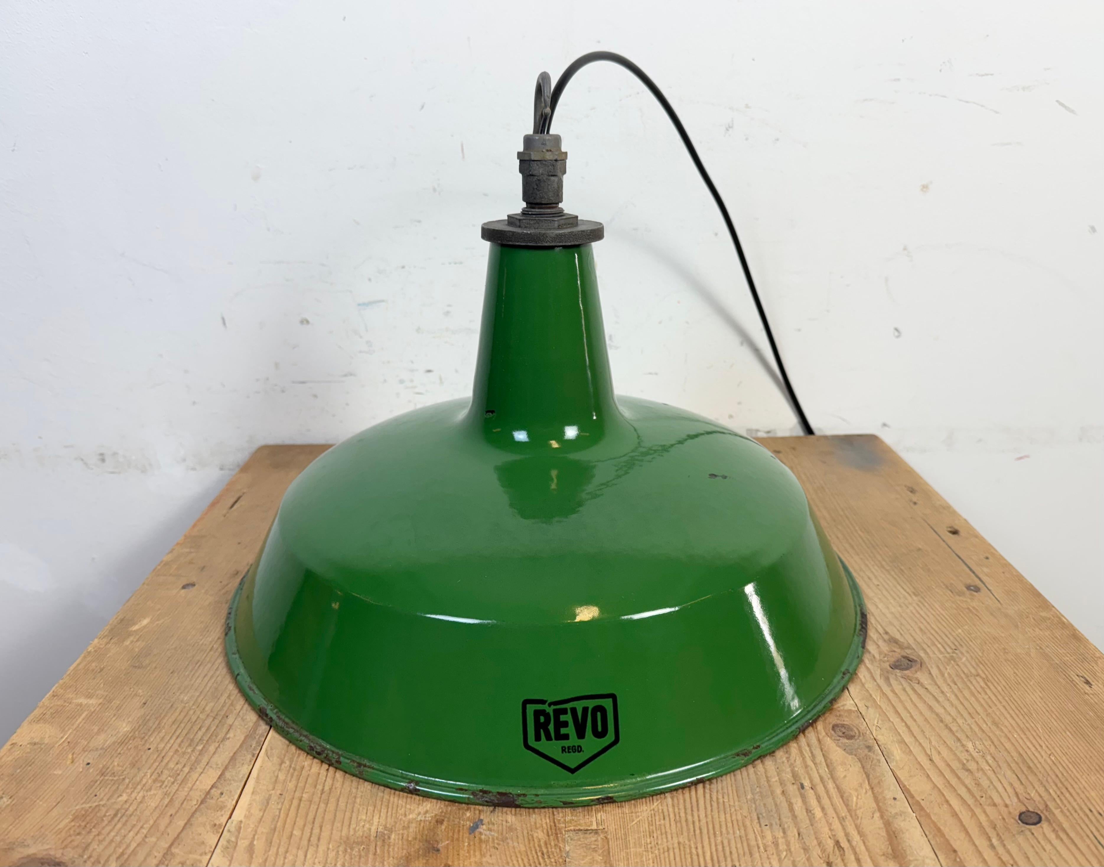 Lampe suspendue industrielle en émail vert de Revo, années 1950 en vente 3