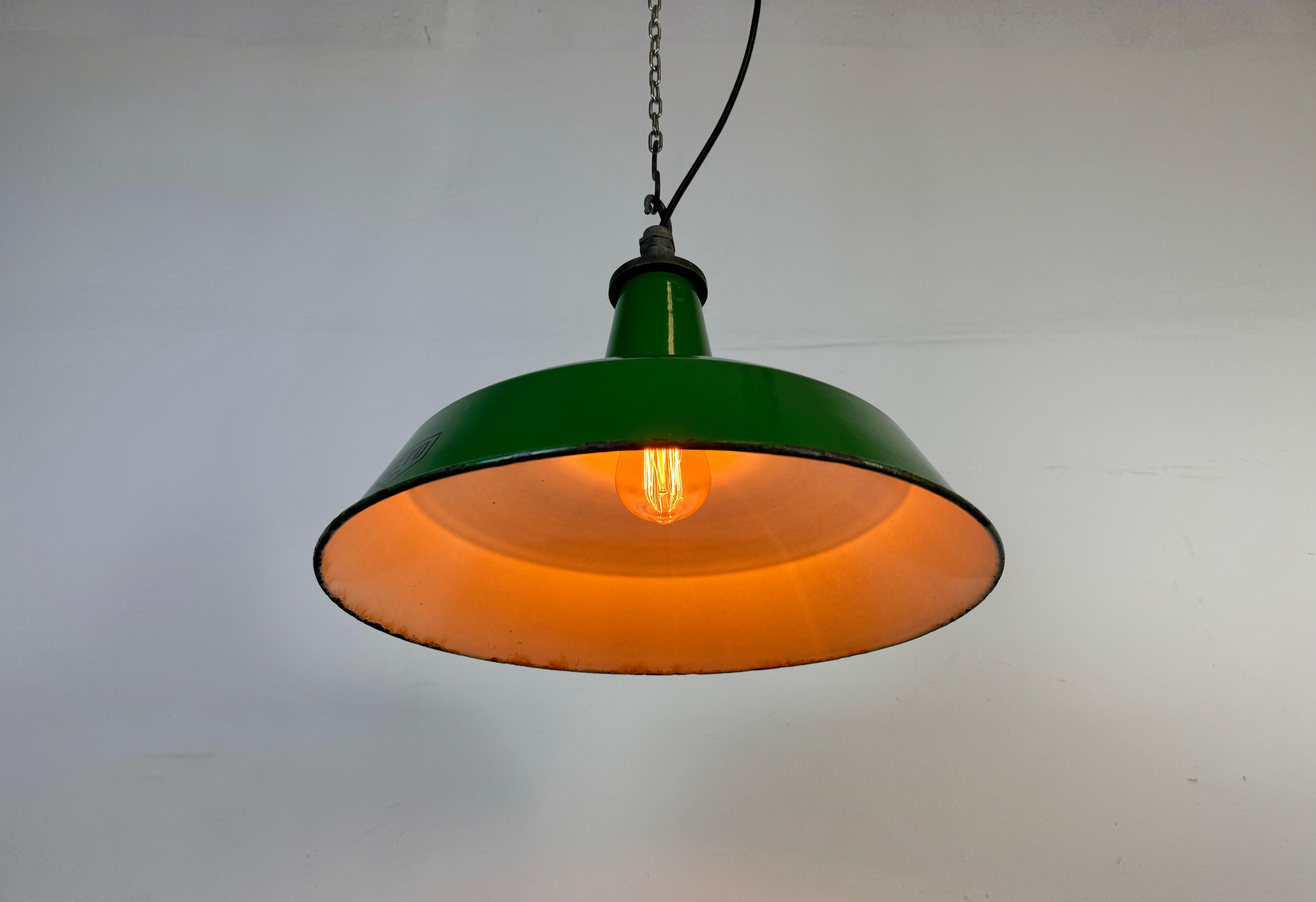 Lampe suspendue industrielle en émail vert de Revo, années 1950 en vente 4