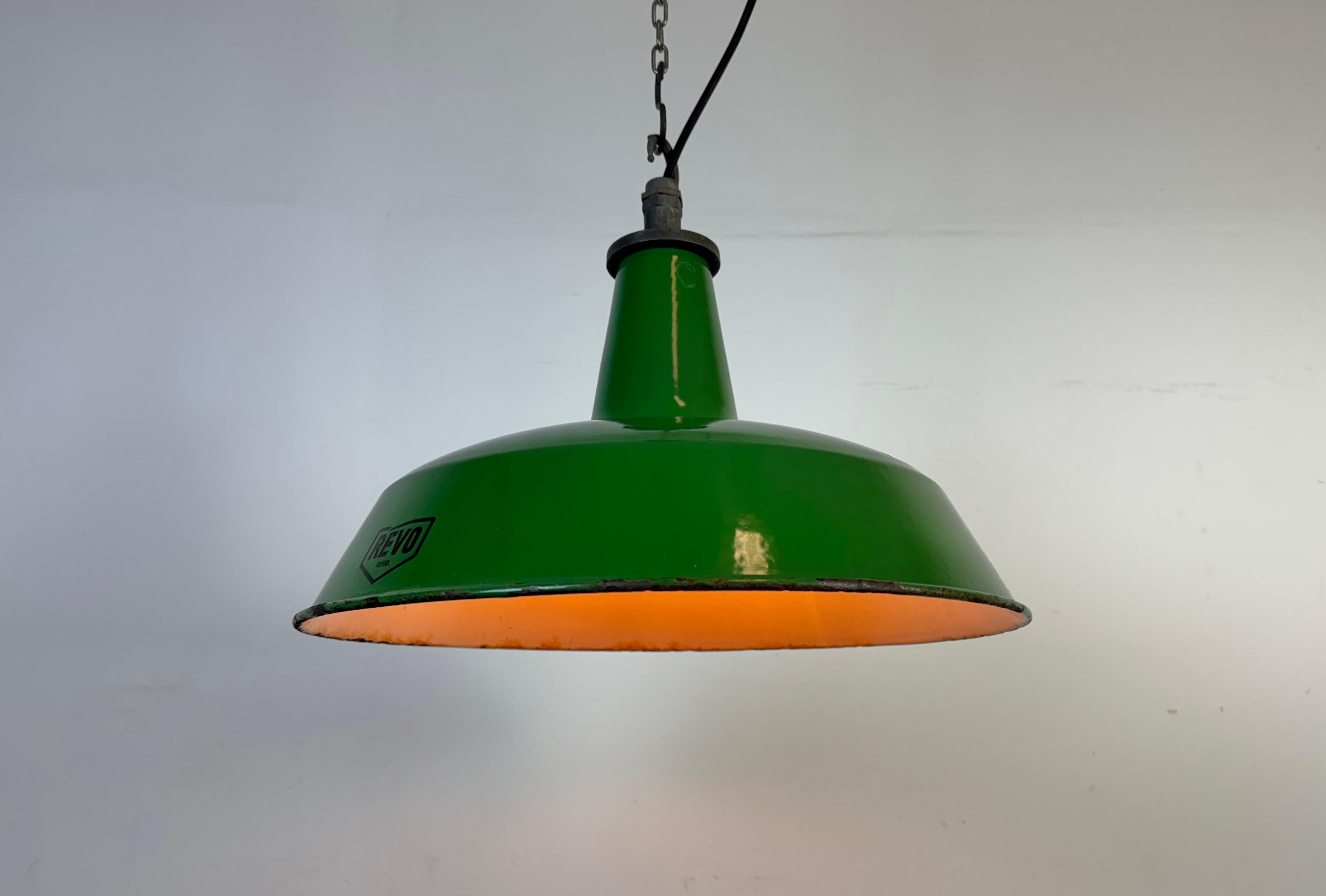 Lampe suspendue industrielle en émail vert de Revo, années 1950 en vente 5