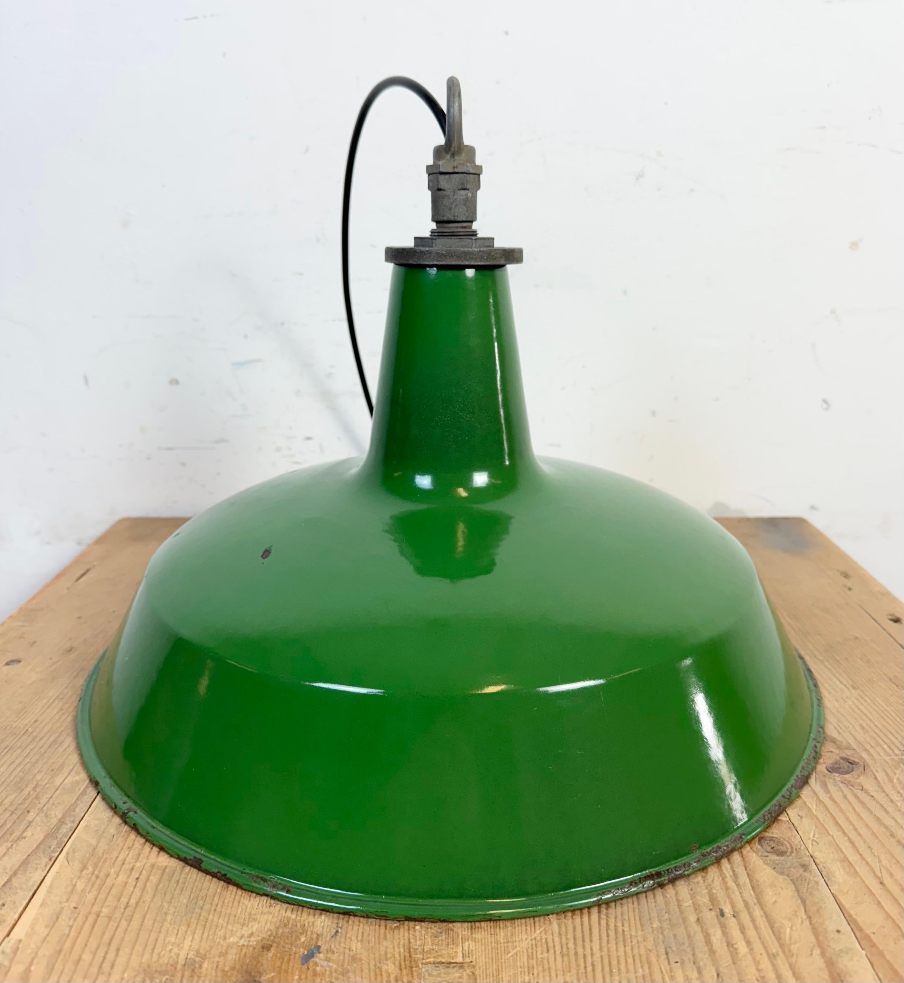 Lampe suspendue industrielle en émail vert de Revo, années 1950 en vente 6
