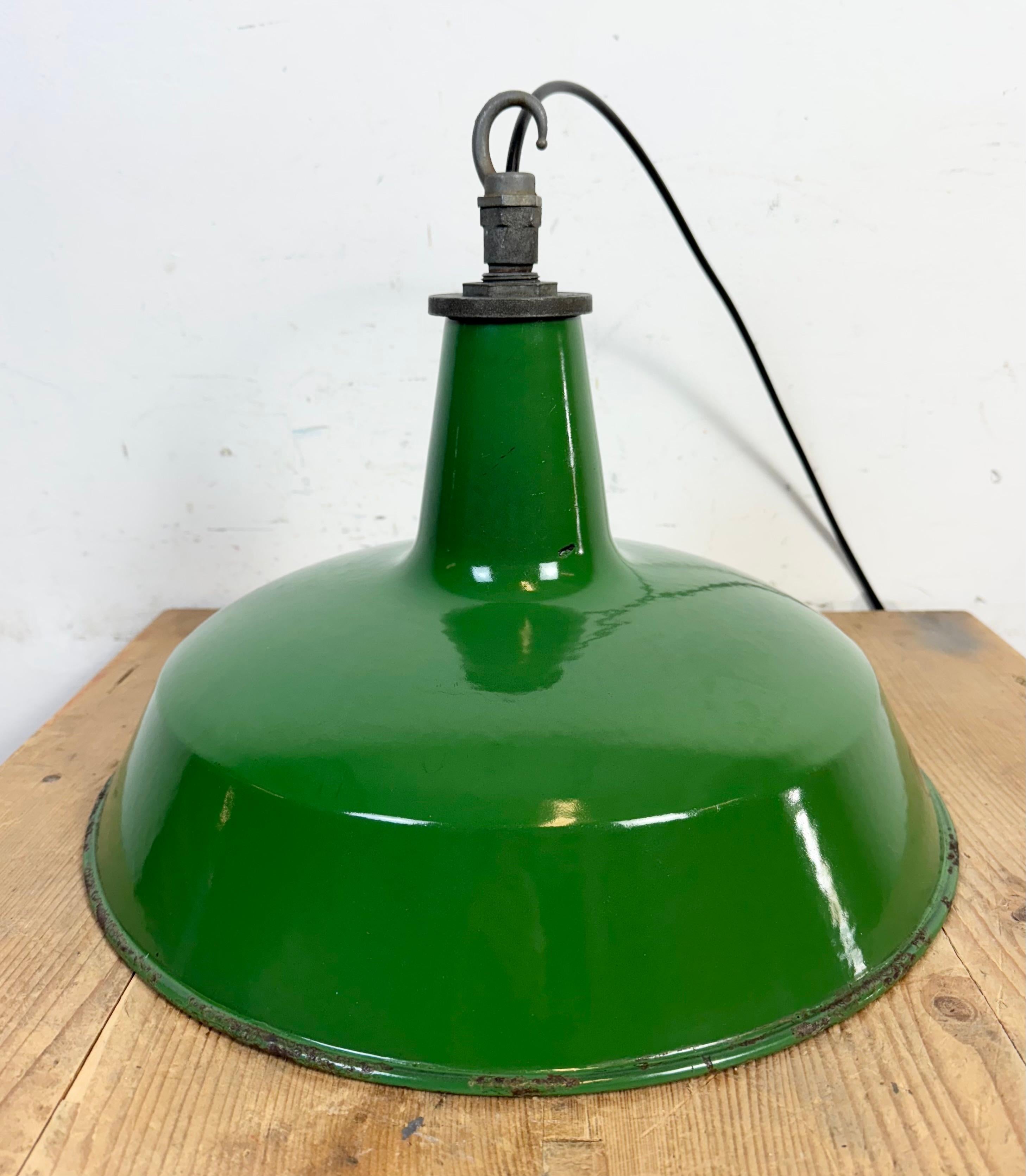 Lampe suspendue industrielle en émail vert de Revo, années 1950 en vente 7
