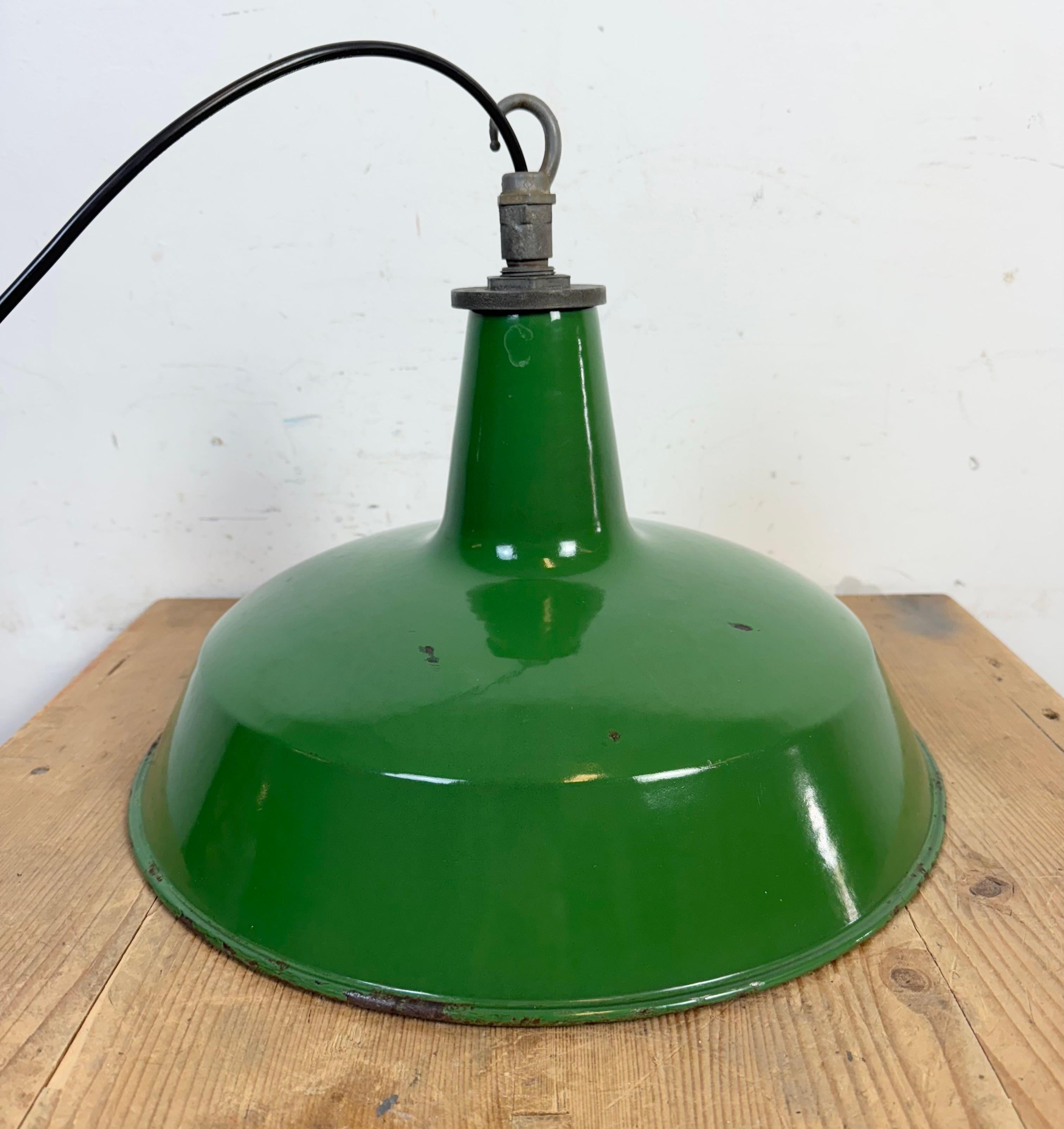 Lampe suspendue industrielle en émail vert de Revo, années 1950 en vente 9