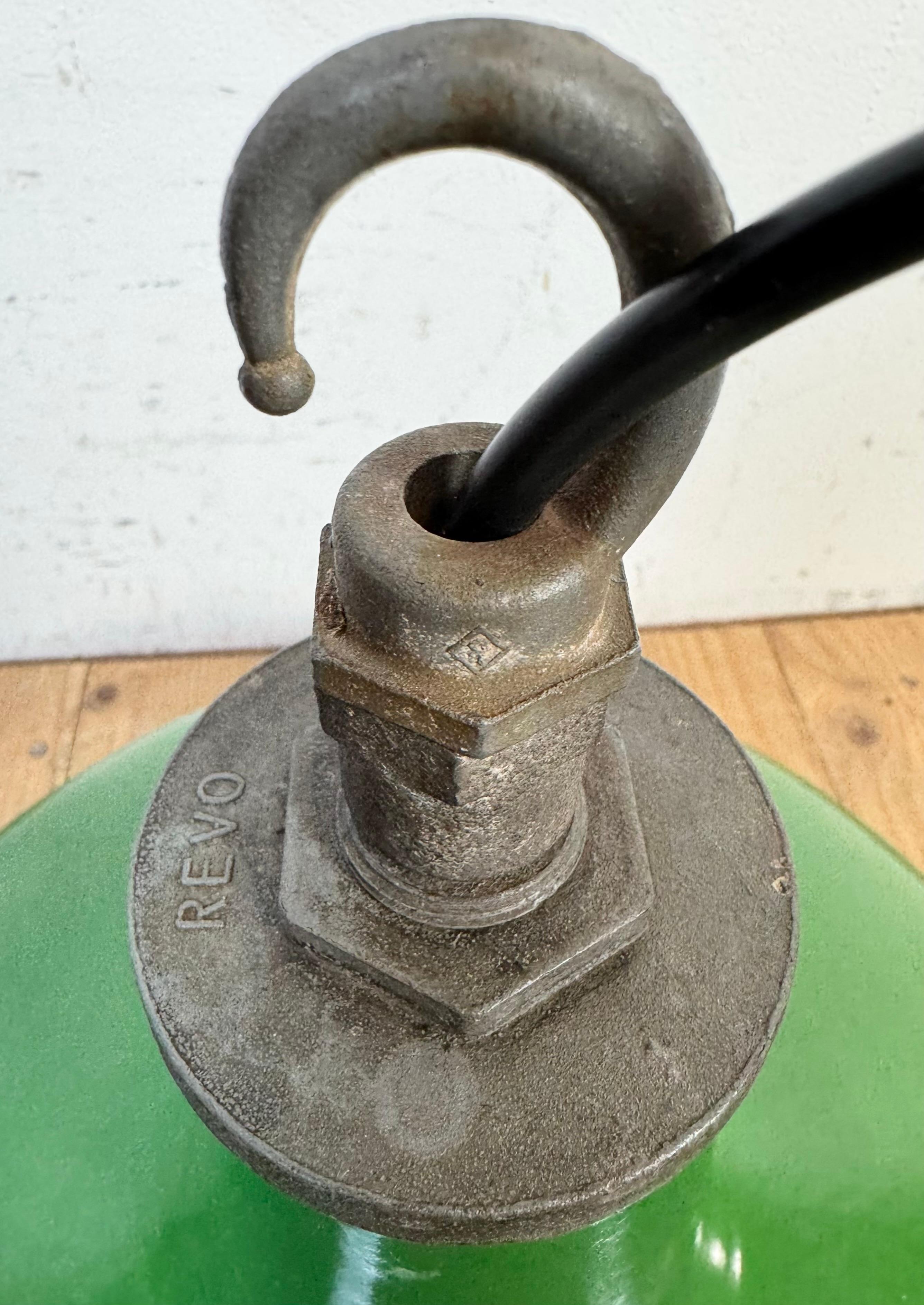 Lampe suspendue industrielle en émail vert de Revo, années 1950 en vente 11
