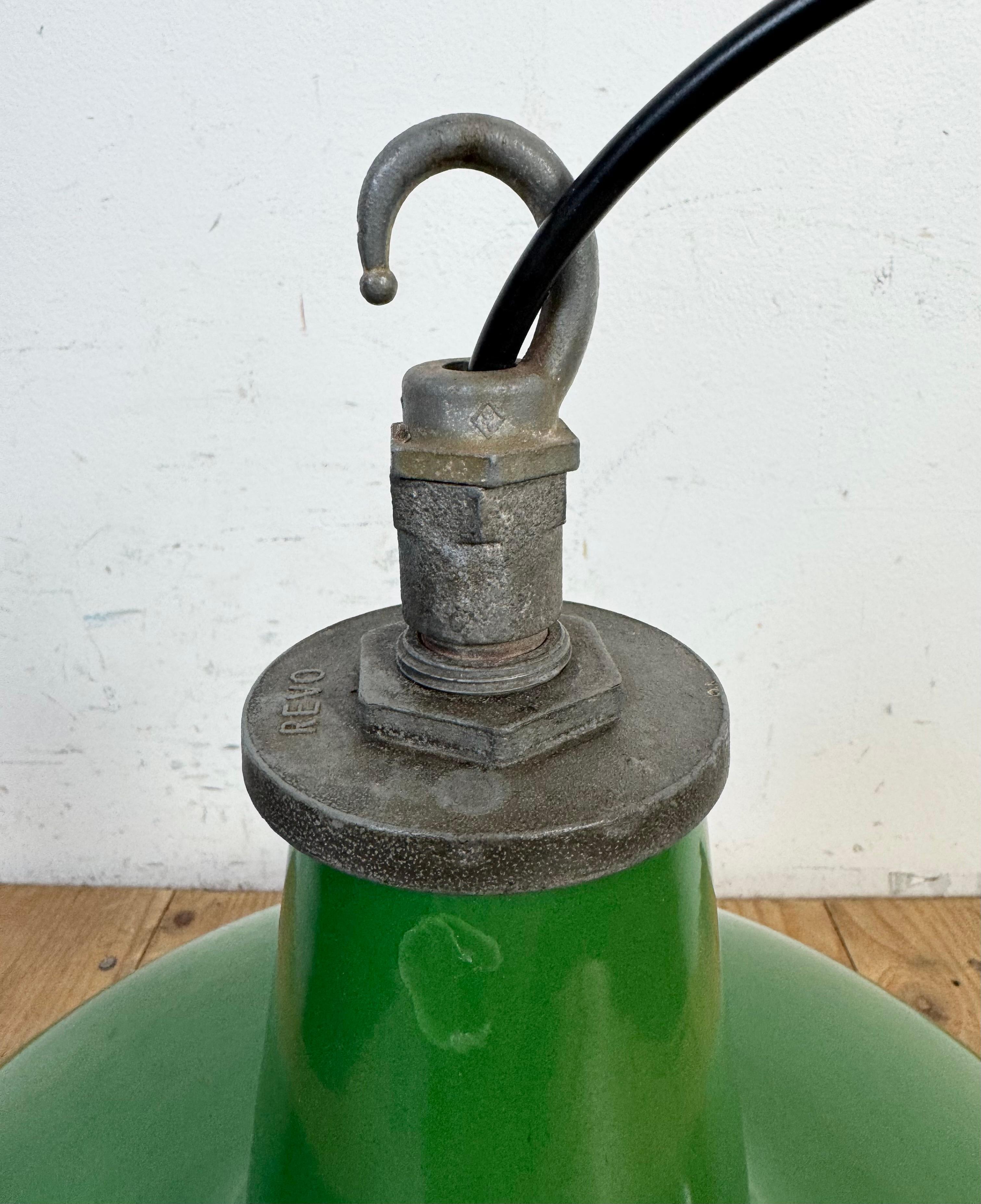 Lampe suspendue industrielle en émail vert de Revo, années 1950 en vente 12