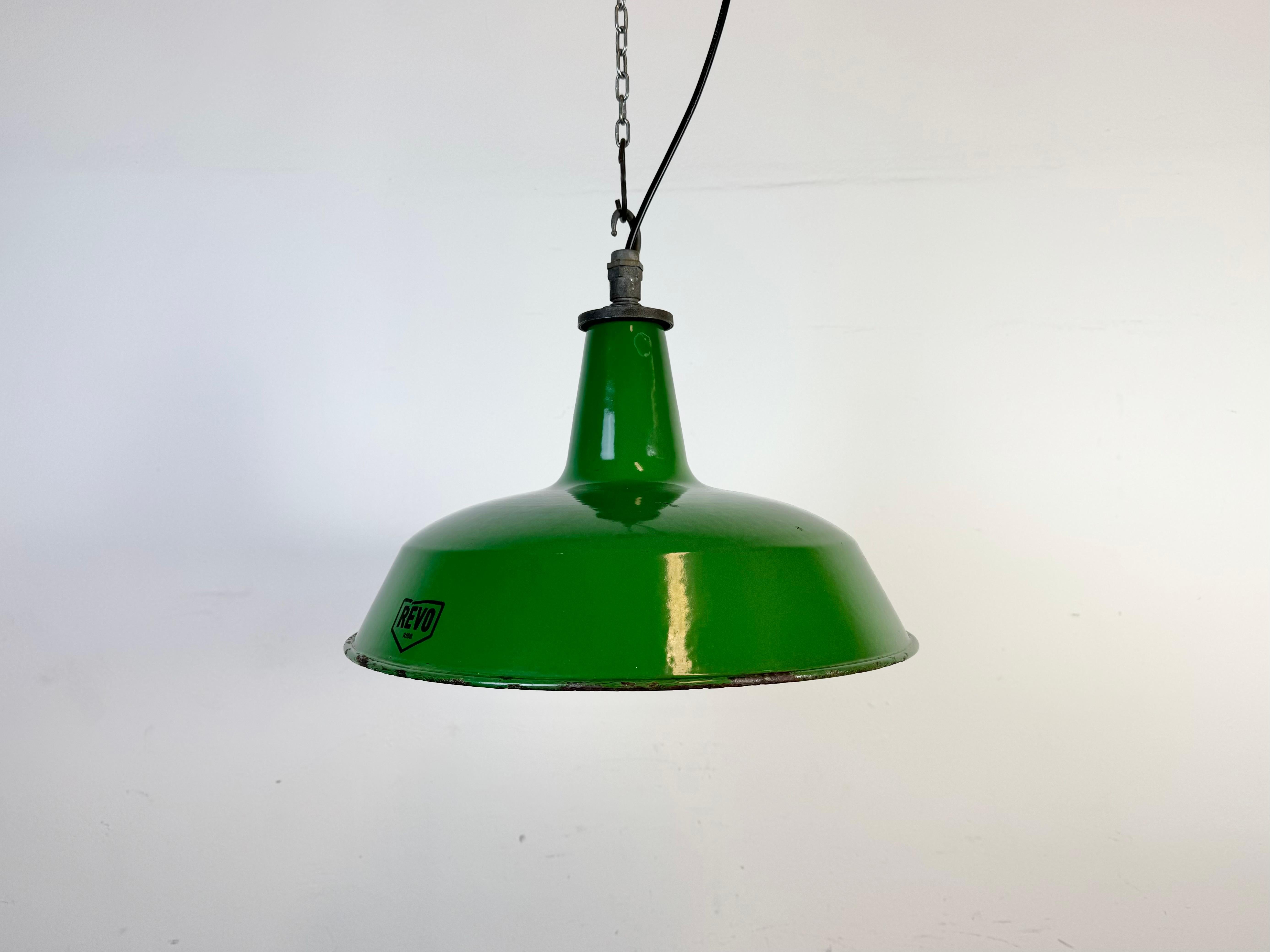 Suspension industrielle en émail vert fabriquée par Revo au Royaume-Uni dans les années 1950. Émail blanc à l'intérieur de la teinte. Dessus en fer. La prise nécessite  ampoules standard E 27/ E26. Un nouveau fil. Le poids de la lampe est de 1,8 kg