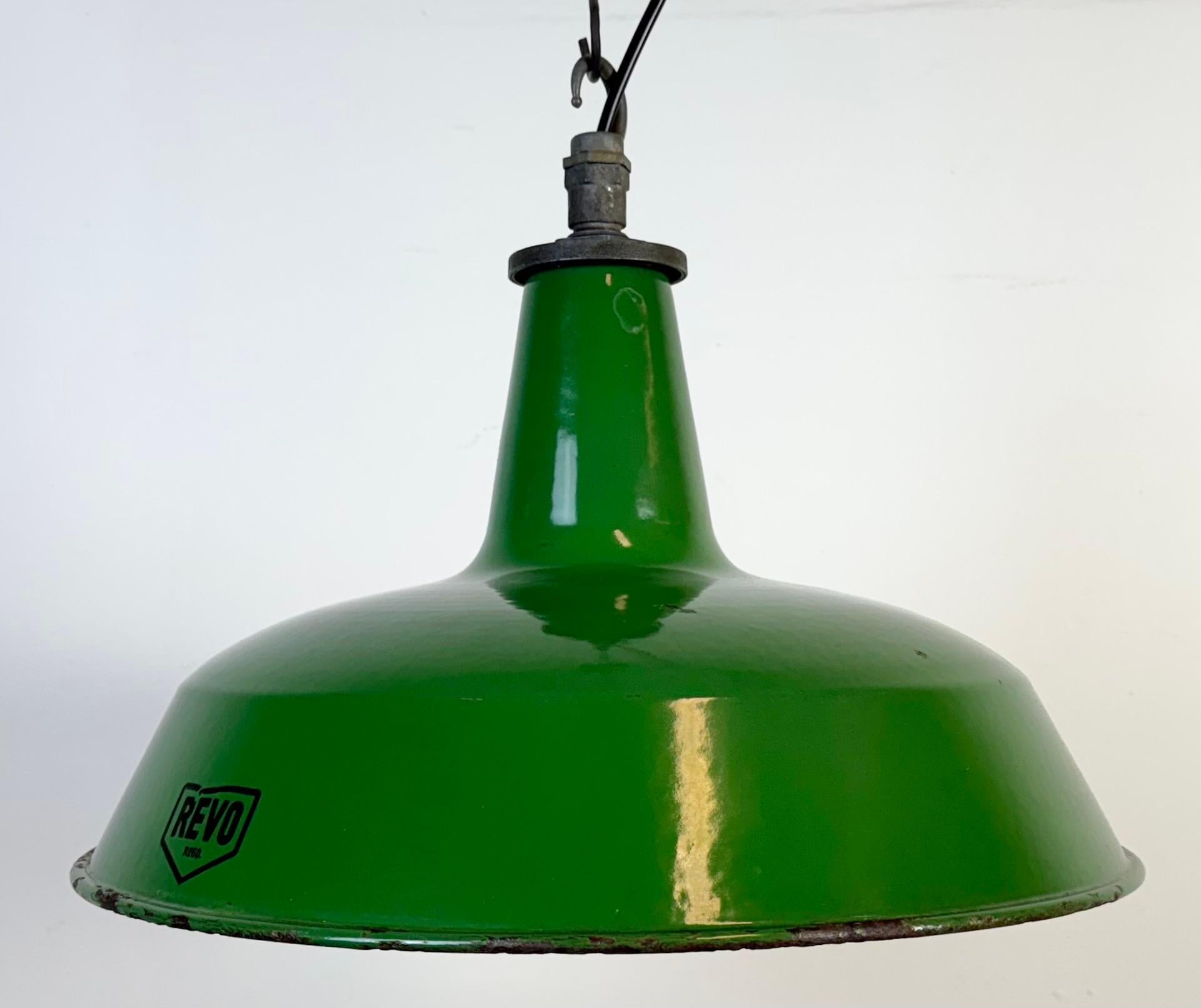 Industriel Lampe suspendue industrielle en émail vert de Revo, années 1950 en vente