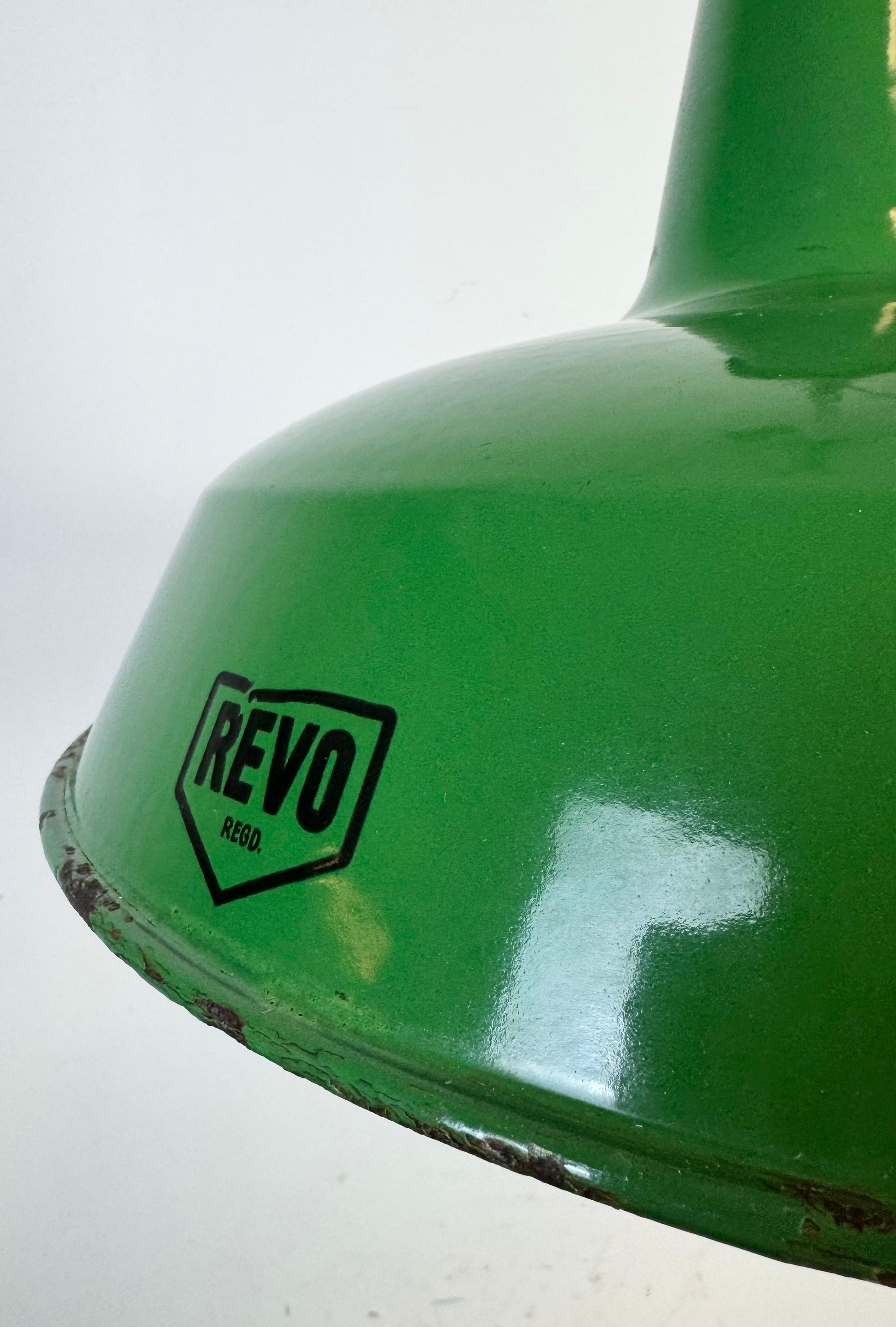 Britannique Lampe suspendue industrielle en émail vert de Revo, années 1950 en vente