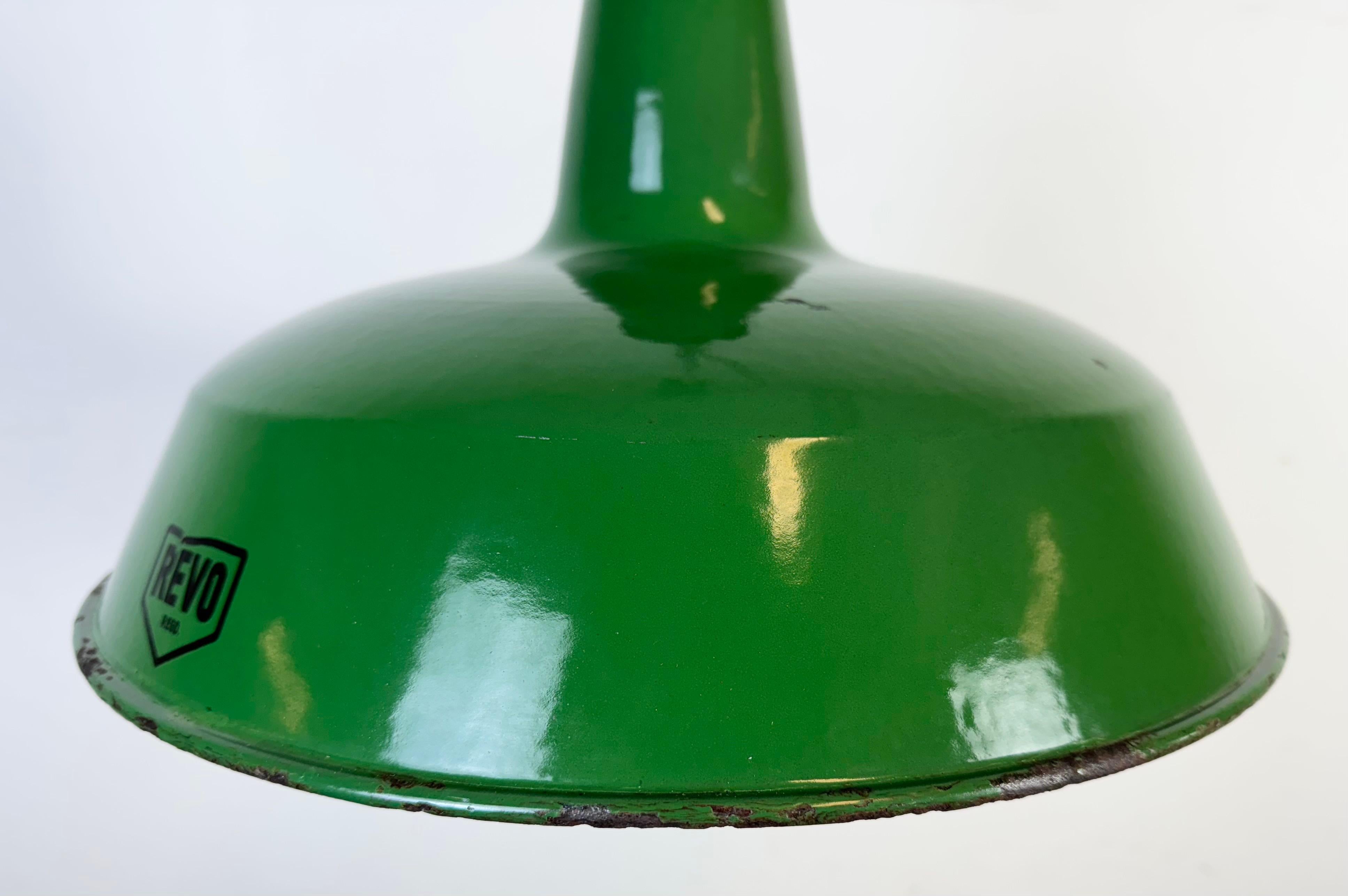Lampe suspendue industrielle en émail vert de Revo, années 1950 Bon état - En vente à Kojetice, CZ