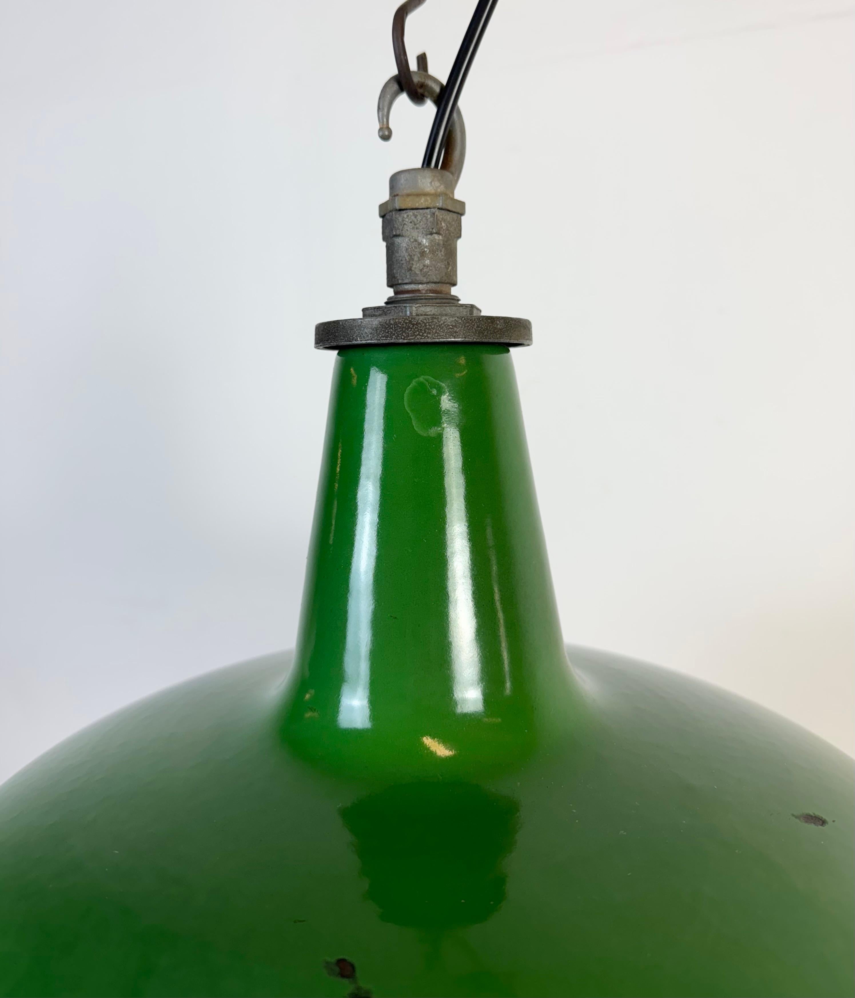 20ième siècle Lampe suspendue industrielle en émail vert de Revo, années 1950 en vente