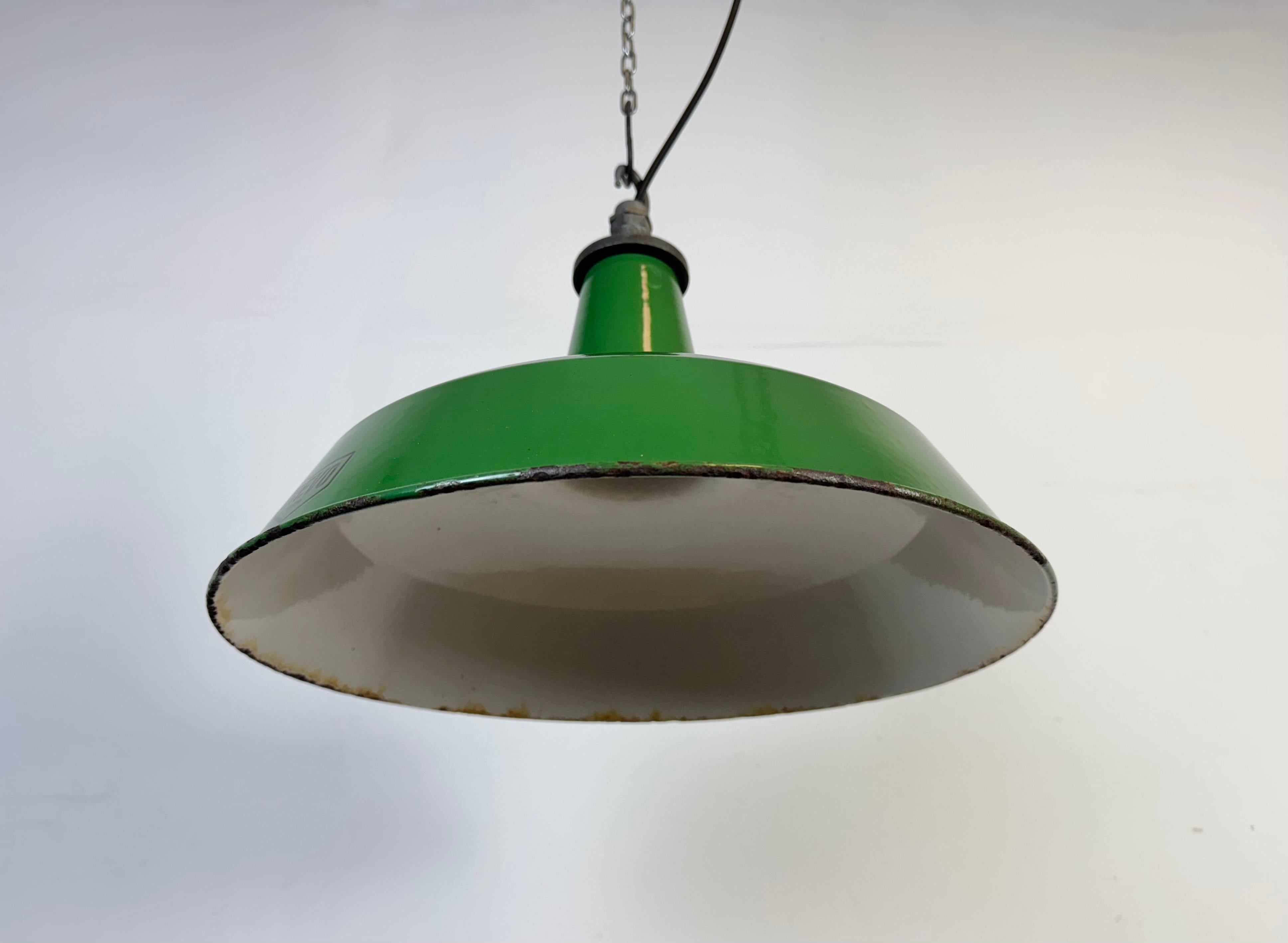 Émail Lampe suspendue industrielle en émail vert de Revo, années 1950 en vente